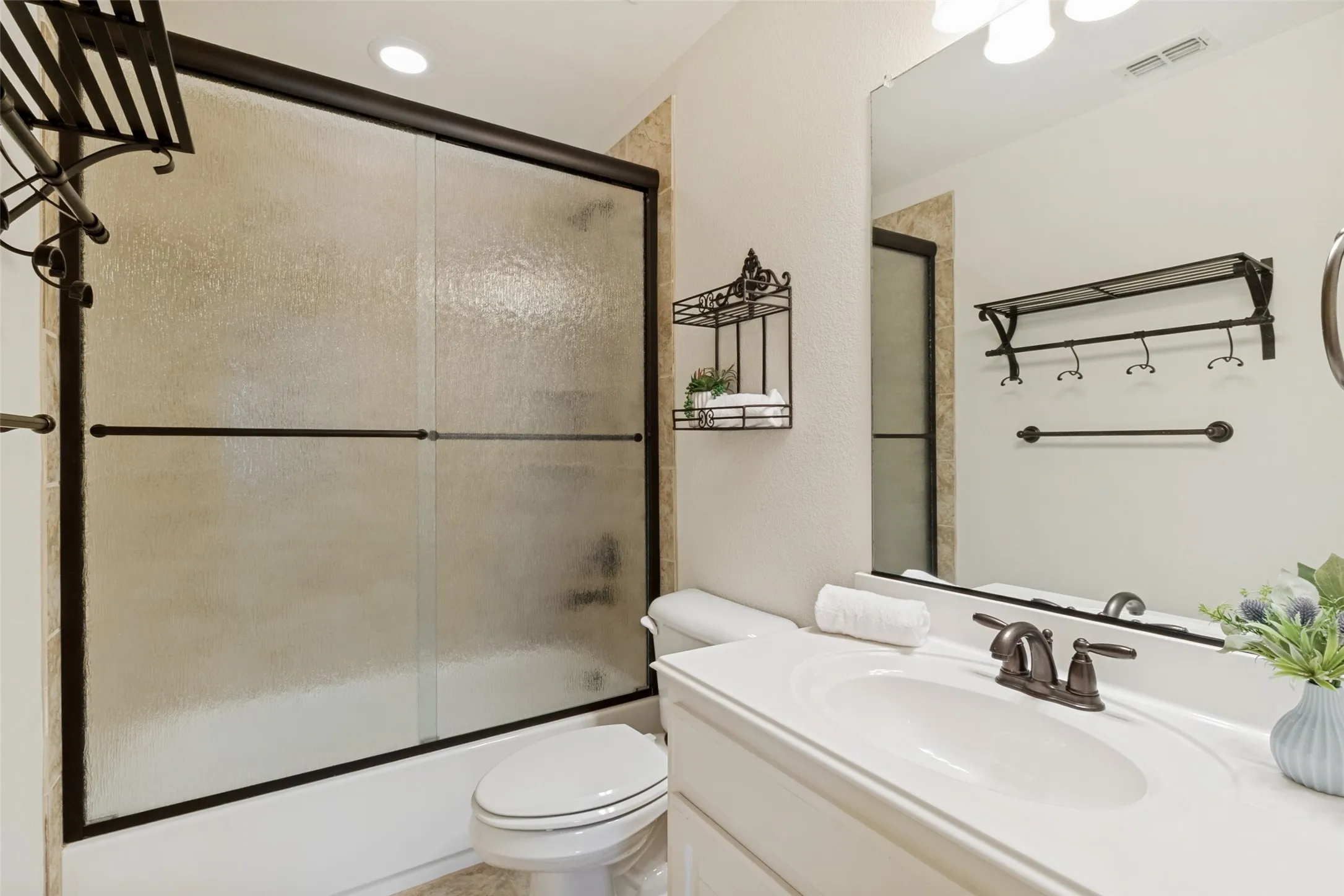 Single Family Residence For Sale in Dallas County , 1110 Kent Brown Road, Garland, Texas 75044, 4 Bedroom, 3 Bathroom, 3 Garage spaces, 3,290 Sqft, built in 2009, mls#21317612, Real Estate Agent in Garland, Homes For Sale in Dallas county, Homes For Sale in Garland, Realtor in Garland Texas, Real Estate Brokerage Independent Realty Texas, Luminita Cordes Realtor