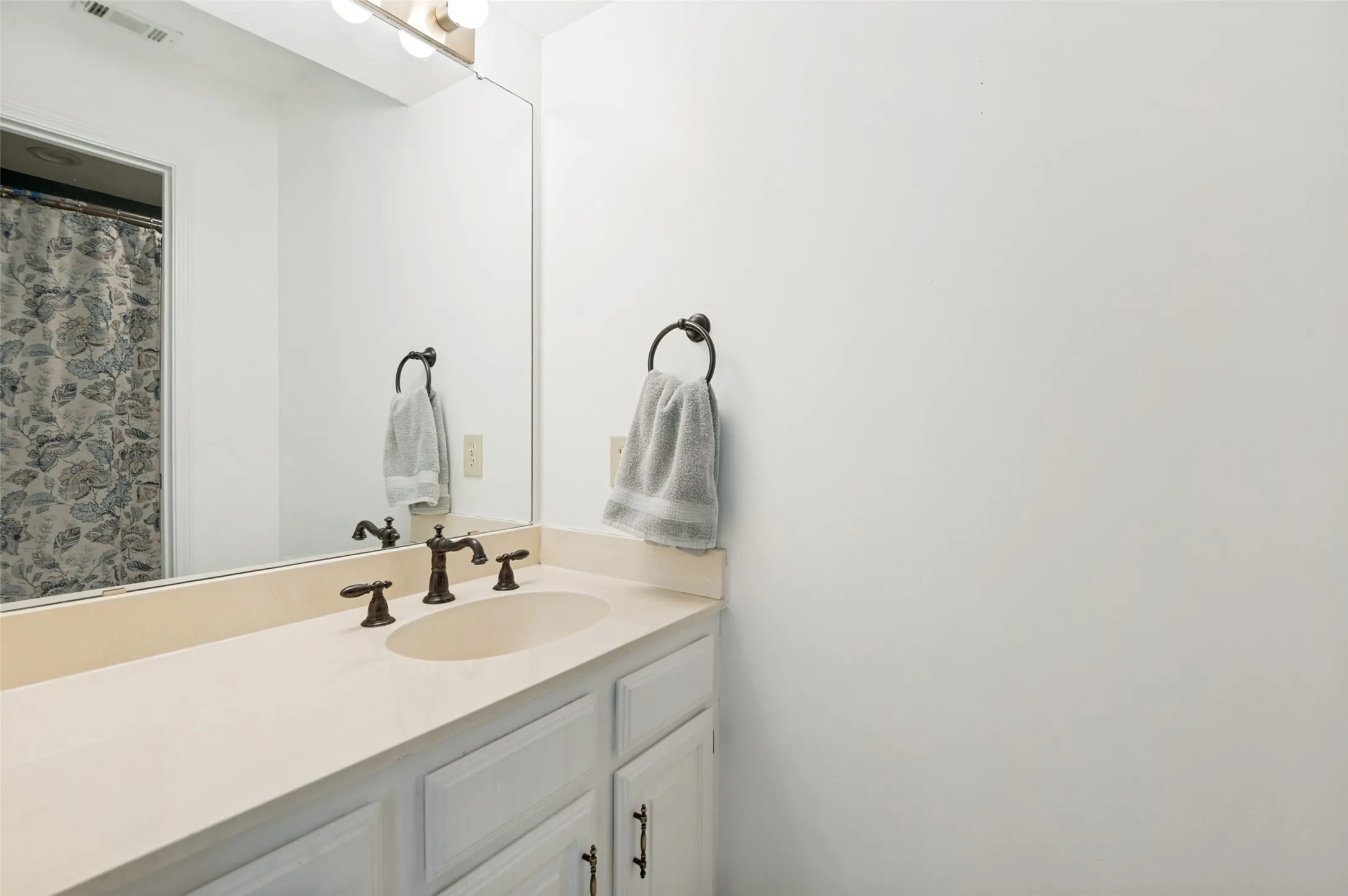 Single Family Residence For Sale in Denton County , 2711 Van Gogh Place, Dallas, Texas 75287, 3 Bedroom, 3 Bathroom, 2 Garage spaces, 1,757 Sqft, built in 1984, Price $375,000, mls#21323638, Real Estate Agent in Dallas, Homes For Sale in Denton county, Homes For Sale in Dallas, Realtor in Dallas Texas, Real Estate Brokerage Independent Realty Texas, Luminita Cordes Realtor