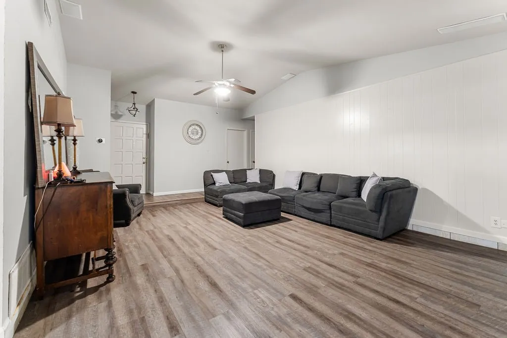 Single Family Residence For Sale in Tarrant County , 202 Fleetwood Court, Arlington, Texas 76014, 3 Bedroom, 2 Bathroom, 1 Garage spaces, 1,432 Sqft, built in 1973, mls#21324403, Real Estate Agent in Arlington, Homes For Sale in Tarrant county, Homes For Sale in Arlington, Realtor in Arlington Texas, Real Estate Brokerage Independent Realty Texas, Luminita Cordes Realtor