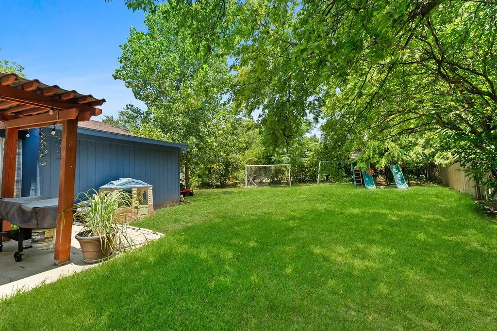 Single Family Residence For Sale in Tarrant County , 202 Fleetwood Court, Arlington, Texas 76014, 3 Bedroom, 2 Bathroom, 1 Garage spaces, 1,432 Sqft, built in 1973, mls#21324403, Real Estate Agent in Arlington, Homes For Sale in Tarrant county, Homes For Sale in Arlington, Realtor in Arlington Texas, Real Estate Brokerage Independent Realty Texas, Luminita Cordes Realtor