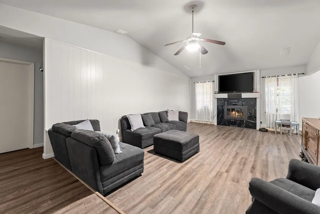 Single Family Residence For Sale in Tarrant County , 202 Fleetwood Court, Arlington, Texas 76014, 3 Bedroom, 2 Bathroom, 1 Garage spaces, 1,432 Sqft, built in 1973, mls#21324403, Real Estate Agent in Arlington, Homes For Sale in Tarrant county, Homes For Sale in Arlington, Realtor in Arlington Texas, Real Estate Brokerage Independent Realty Texas, Luminita Cordes Realtor