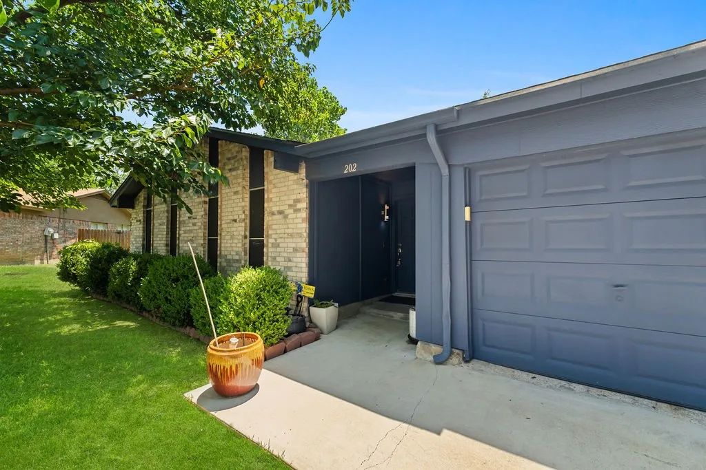 Single Family Residence For Sale in Tarrant County , 202 Fleetwood Court, Arlington, Texas 76014, 3 Bedroom, 2 Bathroom, 1 Garage spaces, 1,432 Sqft, built in 1973, mls#21324403, Real Estate Agent in Arlington, Homes For Sale in Tarrant county, Homes For Sale in Arlington, Realtor in Arlington Texas, Real Estate Brokerage Independent Realty Texas, Luminita Cordes Realtor