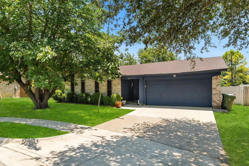Single Family Residence For Sale in Tarrant County , 202 Fleetwood Court, Arlington, Texas 76014, 3 Bedroom, 2 Bathroom, 1 Garage spaces, 1,432 Sqft, built in 1973, mls#21324403, Real Estate Agent in Arlington, Homes For Sale in Tarrant county, Homes For Sale in Arlington, Realtor in Arlington Texas, Real Estate Brokerage Independent Realty Texas, Luminita Cordes Realtor