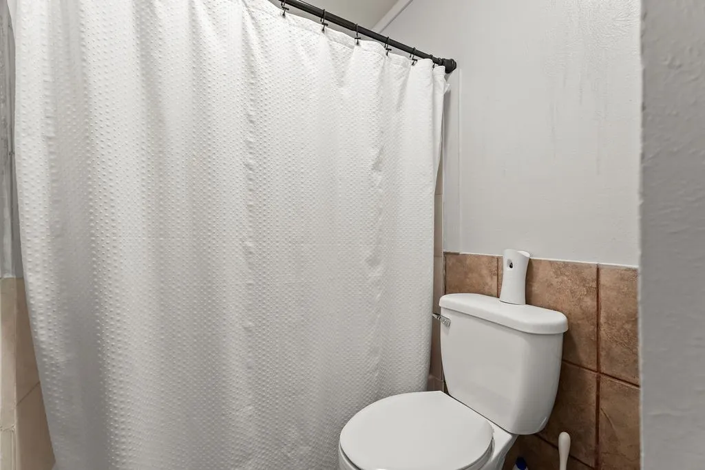 Single Family Residence For Sale in Tarrant County , 202 Fleetwood Court, Arlington, Texas 76014, 3 Bedroom, 2 Bathroom, 1 Garage spaces, 1,432 Sqft, built in 1973, mls#21324403, Real Estate Agent in Arlington, Homes For Sale in Tarrant county, Homes For Sale in Arlington, Realtor in Arlington Texas, Real Estate Brokerage Independent Realty Texas, Luminita Cordes Realtor