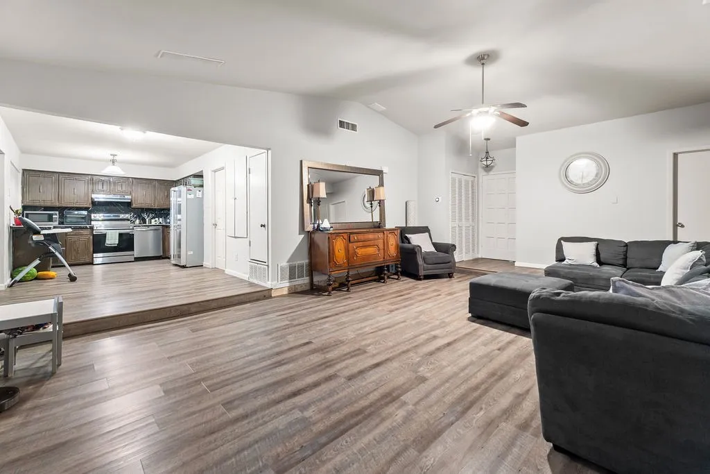 Single Family Residence For Sale in Tarrant County , 202 Fleetwood Court, Arlington, Texas 76014, 3 Bedroom, 2 Bathroom, 1 Garage spaces, 1,432 Sqft, built in 1973, mls#21324403, Real Estate Agent in Arlington, Homes For Sale in Tarrant county, Homes For Sale in Arlington, Realtor in Arlington Texas, Real Estate Brokerage Independent Realty Texas, Luminita Cordes Realtor