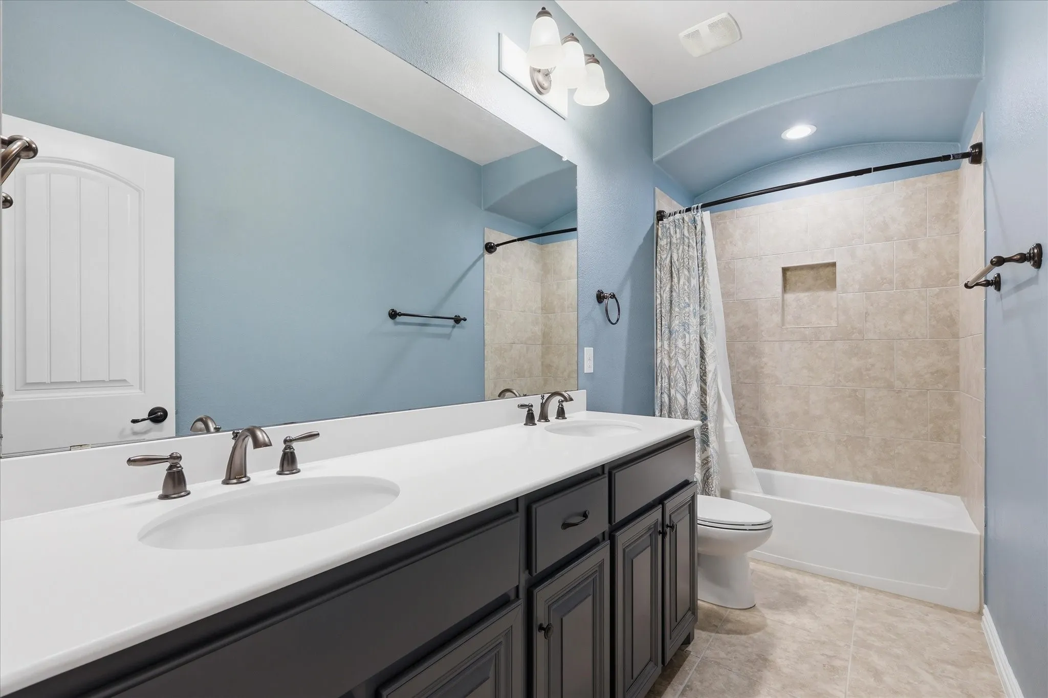 Single Family Residence For Sale in Ellis County , 405 Double Creek Drive, Midlothian, Texas 76065, 4 Bedroom, 3 Bathroom, 3 Garage spaces, 3,293 Sqft, built in 2017, mls#21314920, Real Estate Agent in Midlothian, Homes For Sale in Ellis county, Homes For Sale in Midlothian, Realtor in Midlothian Texas, Real Estate Brokerage Independent Realty Texas, Luminita Cordes Realtor
