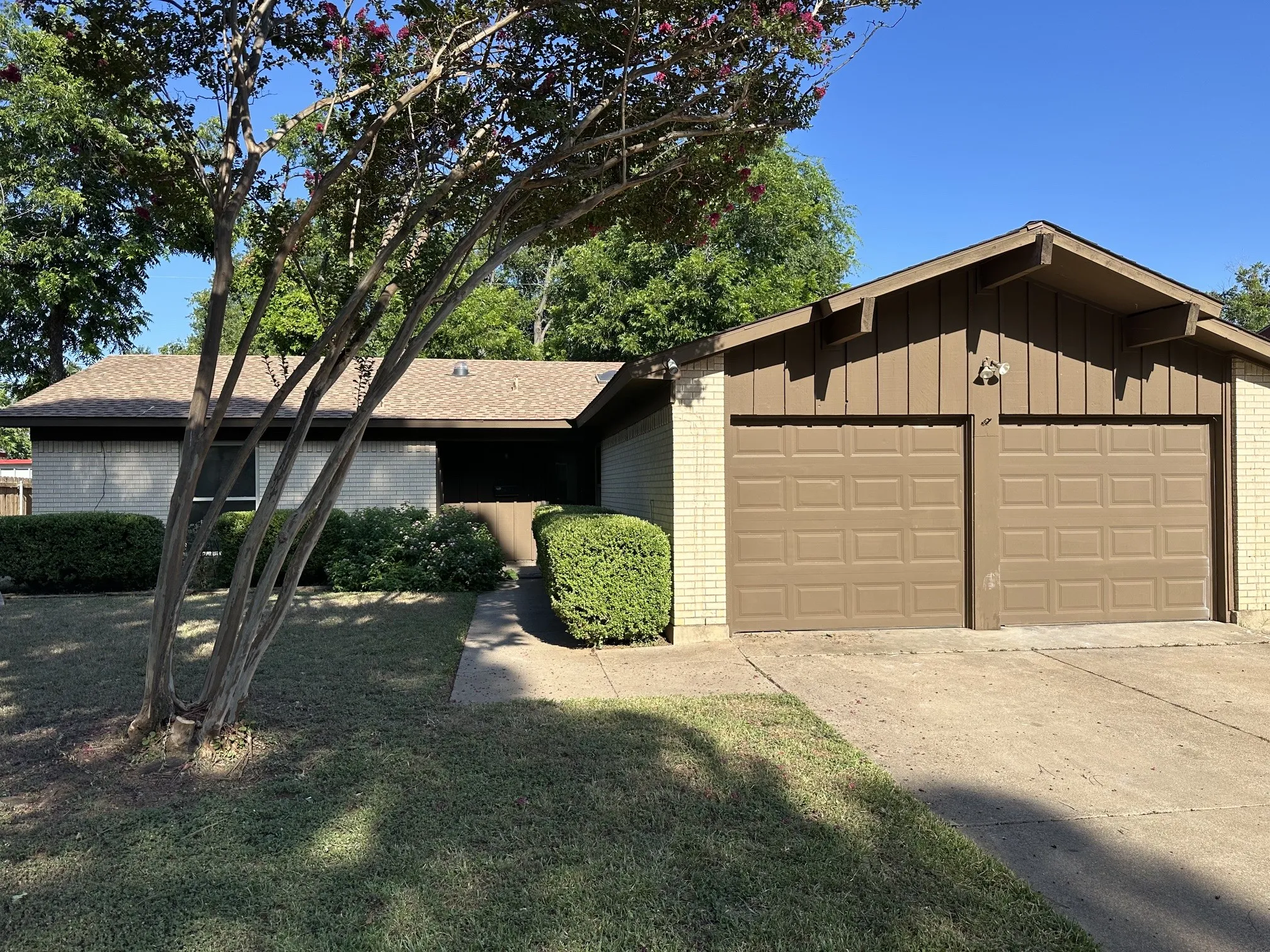 Single Family Residence For Rent in Tarrant County , 1908 Kerry Drive, Arlington, Texas 76013, 3 Bedroom, 2 Bathroom, 2 Garage spaces, 1,292 Sqft, built in 1966, mls#21321749, Real Estate Agent in Arlington, Homes For Rent in Tarrant county, Homes For Rent in Arlington, Realtor in Arlington Texas, Real Estate Brokerage Independent Realty Texas, Luminita Cordes Realtor