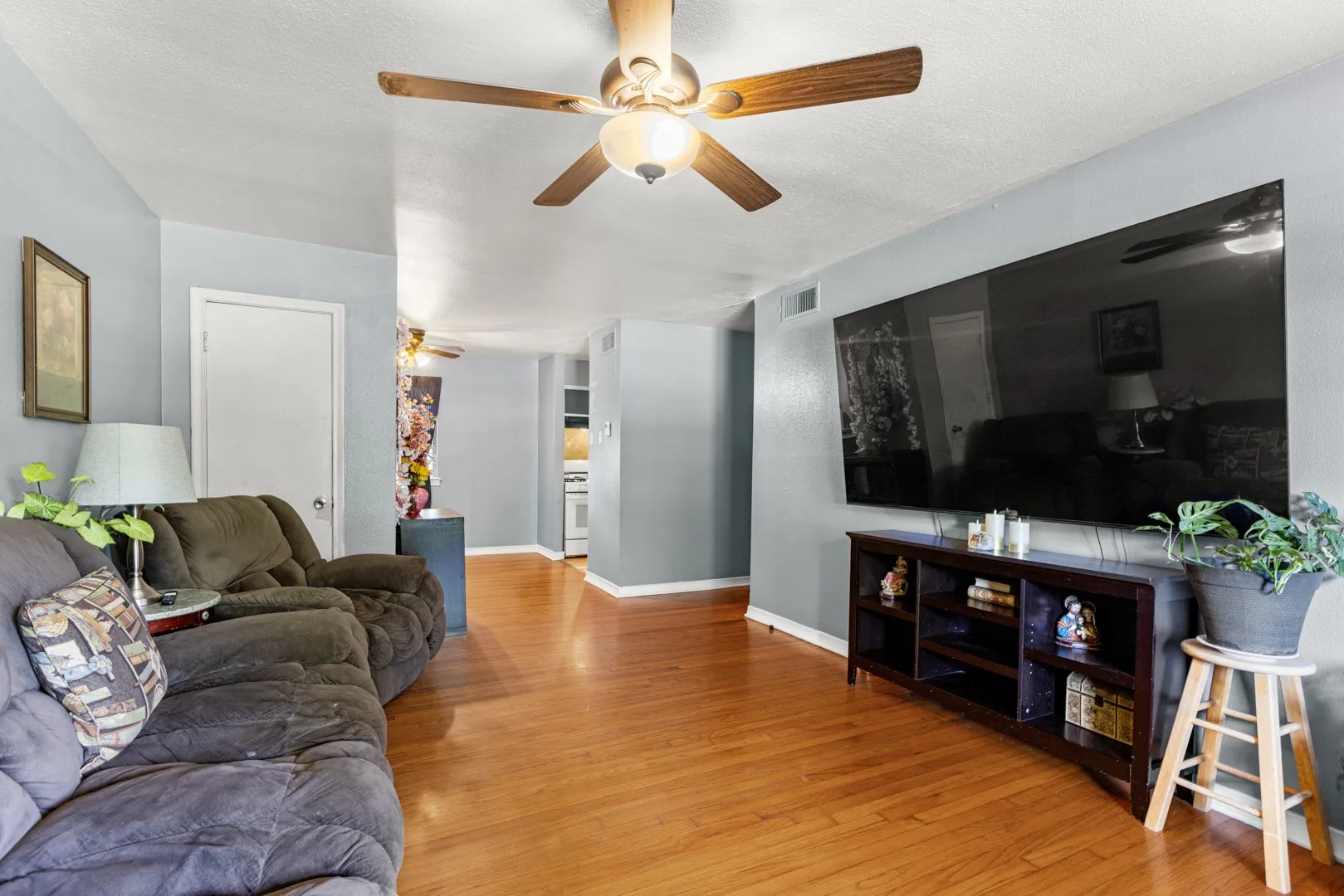 Single Family Residence For Sale in Dallas County , 301 W Ridgewood Drive, Garland, Texas 75041, 4 Bedroom, 1 Bathroom, Garage spaces, 1,073 Sqft, built in 1955, mls#21323678, Real Estate Agent in Garland, Homes For Sale in Dallas county, Homes For Sale in Garland, Realtor in Garland Texas, Real Estate Brokerage Independent Realty Texas, Luminita Cordes Realtor
