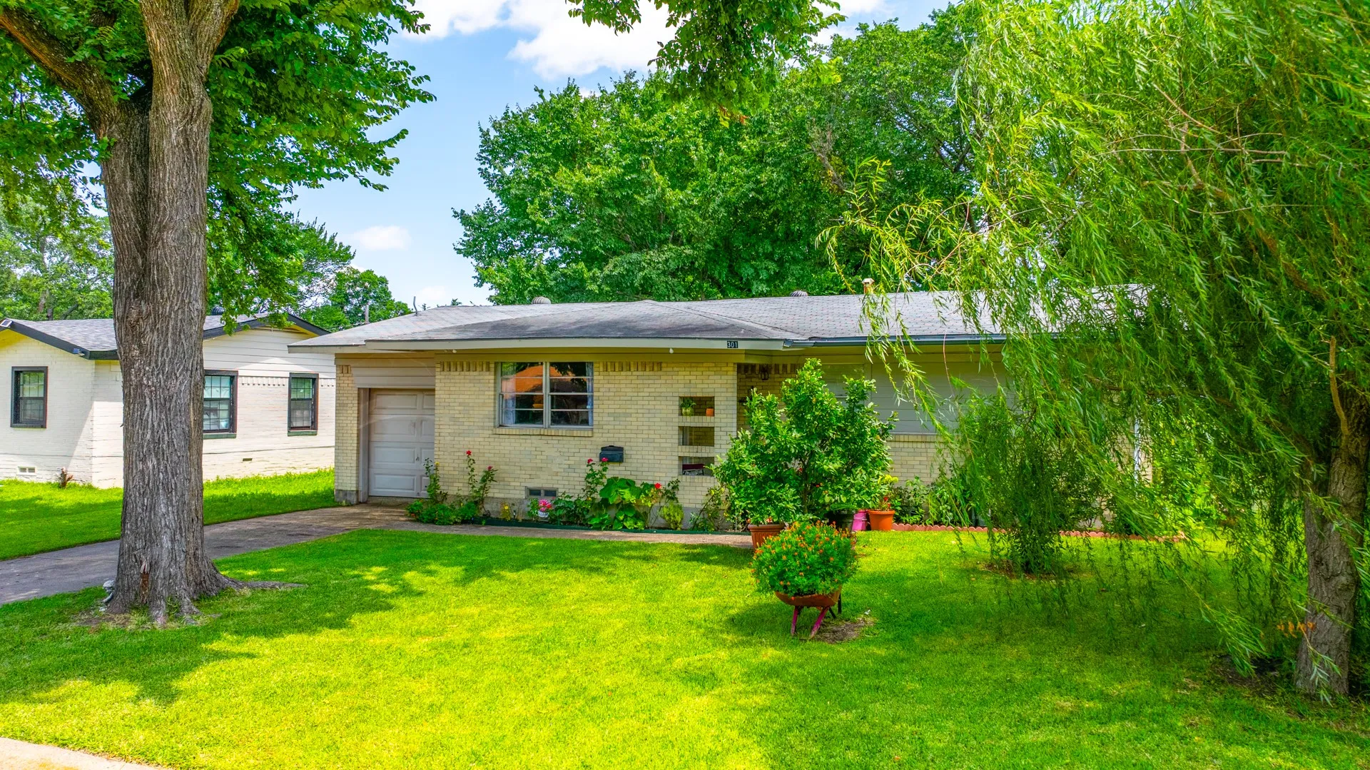 Single Family Residence For Sale in Dallas County , 301 W Ridgewood Drive, Garland, Texas 75041, 4 Bedroom, 1 Bathroom, Garage spaces, 1,073 Sqft, built in 1955, mls#21323678, Real Estate Agent in Garland, Homes For Sale in Dallas county, Homes For Sale in Garland, Realtor in Garland Texas, Real Estate Brokerage Independent Realty Texas, Luminita Cordes Realtor