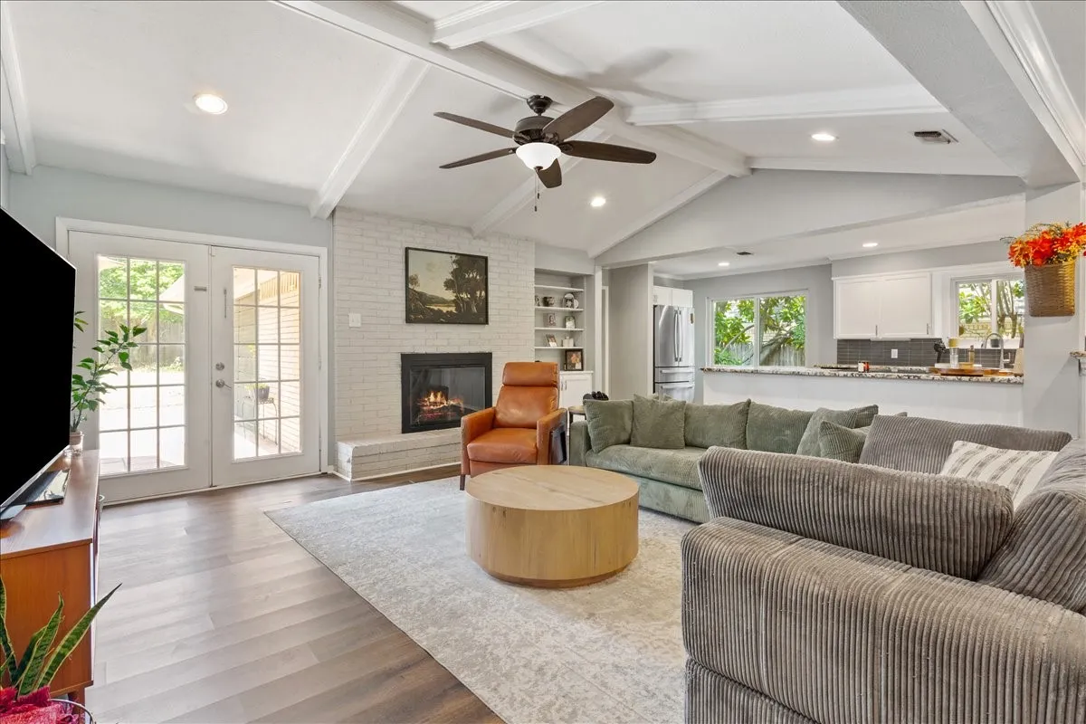 Single Family Residence For Sale in Mc Lennan County , 2649 Woodmont Circle, Waco, Texas 76710, 4 Bedroom, 3 Bathroom, 2 Garage spaces, 2,226 Sqft, built in 1968, mls#21321672, Real Estate Agent in Waco, Homes For Sale in Mc Lennan county, Homes For Sale in Waco, Realtor in Waco Texas, Real Estate Brokerage Independent Realty Texas, Luminita Cordes Realtor