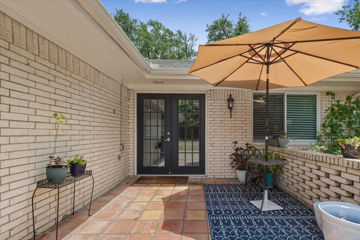 Single Family Residence For Sale in Mc Lennan County , 2649 Woodmont Circle, Waco, Texas 76710, 4 Bedroom, 3 Bathroom, 2 Garage spaces, 2,226 Sqft, built in 1968, mls#21321672, Real Estate Agent in Waco, Homes For Sale in Mc Lennan county, Homes For Sale in Waco, Realtor in Waco Texas, Real Estate Brokerage Independent Realty Texas, Luminita Cordes Realtor
