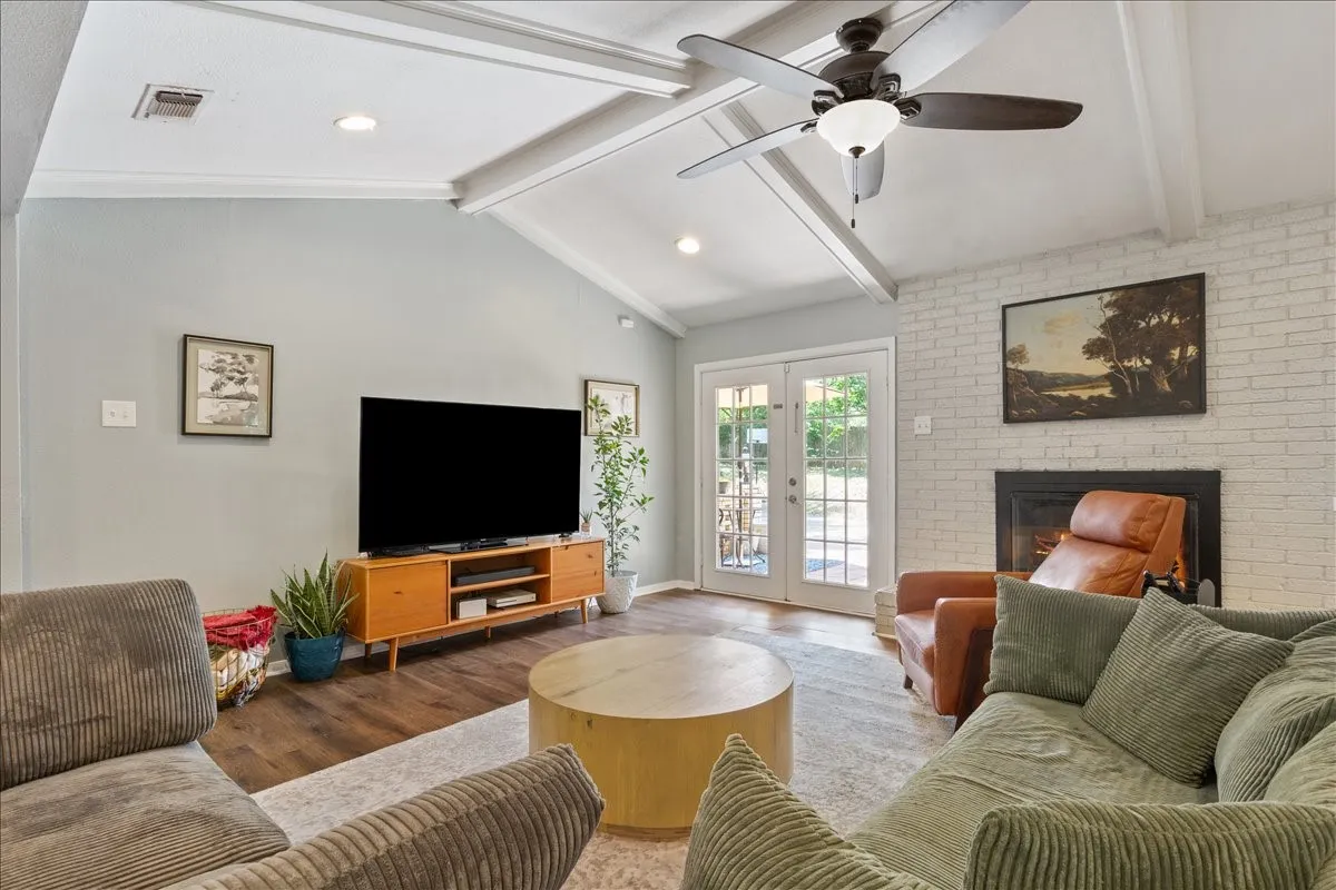 Single Family Residence For Sale in Mc Lennan County , 2649 Woodmont Circle, Waco, Texas 76710, 4 Bedroom, 3 Bathroom, 2 Garage spaces, 2,226 Sqft, built in 1968, mls#21321672, Real Estate Agent in Waco, Homes For Sale in Mc Lennan county, Homes For Sale in Waco, Realtor in Waco Texas, Real Estate Brokerage Independent Realty Texas, Luminita Cordes Realtor