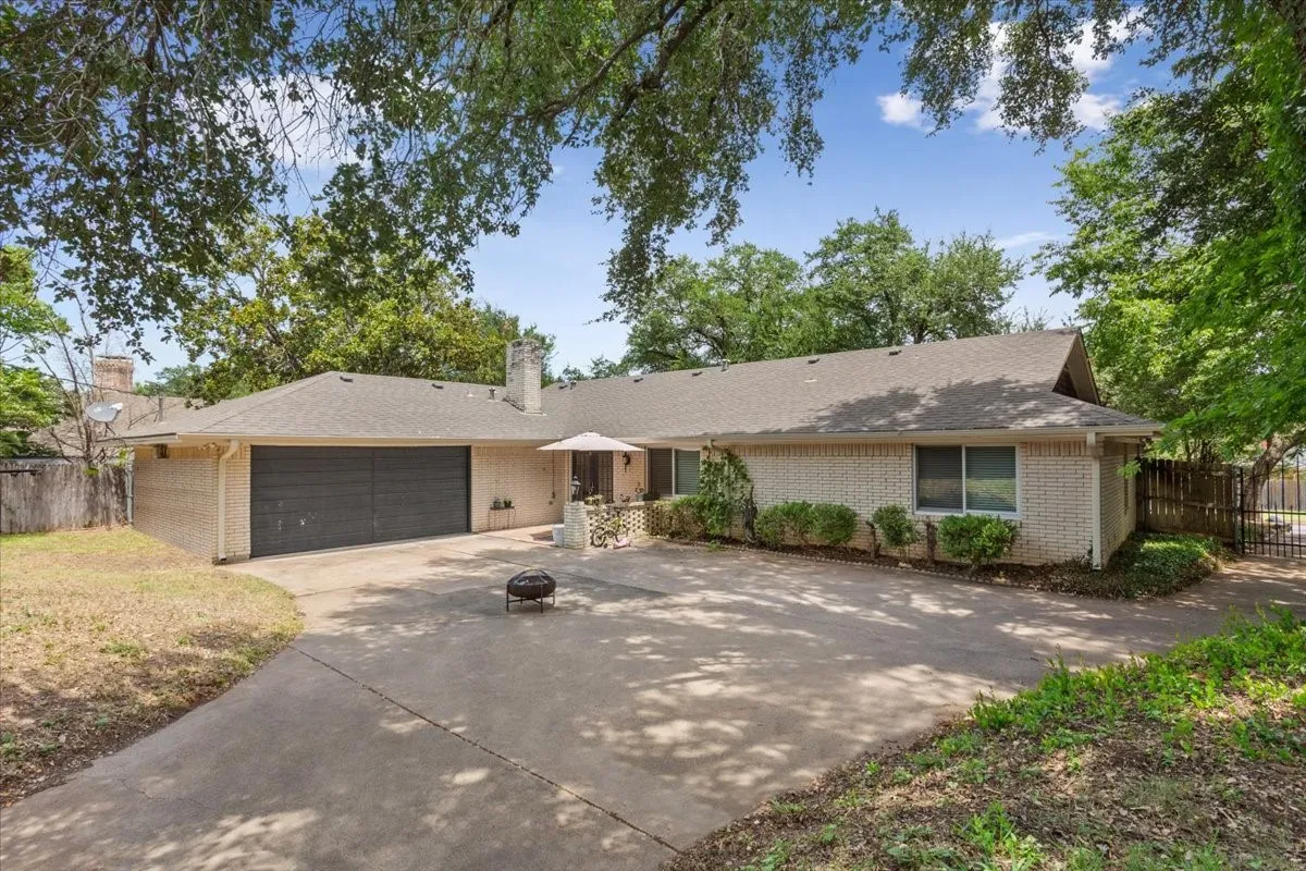 Single Family Residence For Sale in Mc Lennan County , 2649 Woodmont Circle, Waco, Texas 76710, 4 Bedroom, 3 Bathroom, 2 Garage spaces, 2,226 Sqft, built in 1968, mls#21321672, Real Estate Agent in Waco, Homes For Sale in Mc Lennan county, Homes For Sale in Waco, Realtor in Waco Texas, Real Estate Brokerage Independent Realty Texas, Luminita Cordes Realtor
