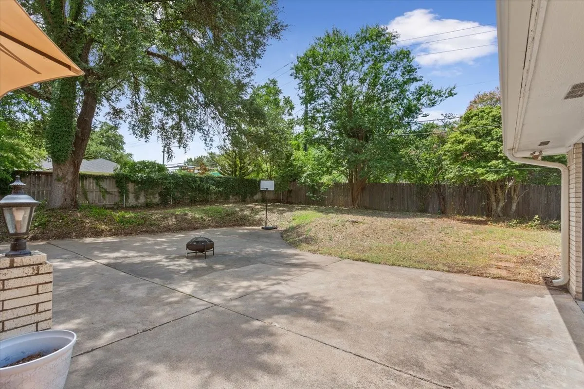 Single Family Residence For Sale in Mc Lennan County , 2649 Woodmont Circle, Waco, Texas 76710, 4 Bedroom, 3 Bathroom, 2 Garage spaces, 2,226 Sqft, built in 1968, mls#21321672, Real Estate Agent in Waco, Homes For Sale in Mc Lennan county, Homes For Sale in Waco, Realtor in Waco Texas, Real Estate Brokerage Independent Realty Texas, Luminita Cordes Realtor