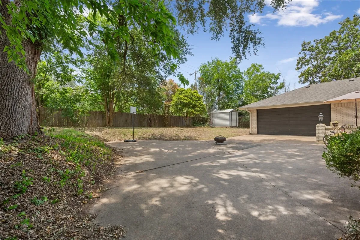 Single Family Residence For Sale in Mc Lennan County , 2649 Woodmont Circle, Waco, Texas 76710, 4 Bedroom, 3 Bathroom, 2 Garage spaces, 2,226 Sqft, built in 1968, mls#21321672, Real Estate Agent in Waco, Homes For Sale in Mc Lennan county, Homes For Sale in Waco, Realtor in Waco Texas, Real Estate Brokerage Independent Realty Texas, Luminita Cordes Realtor
