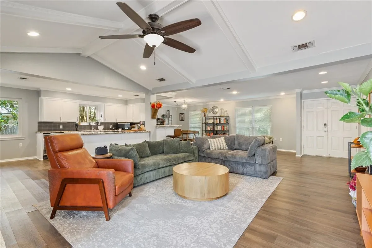 Single Family Residence For Sale in Mc Lennan County , 2649 Woodmont Circle, Waco, Texas 76710, 4 Bedroom, 3 Bathroom, 2 Garage spaces, 2,226 Sqft, built in 1968, mls#21321672, Real Estate Agent in Waco, Homes For Sale in Mc Lennan county, Homes For Sale in Waco, Realtor in Waco Texas, Real Estate Brokerage Independent Realty Texas, Luminita Cordes Realtor