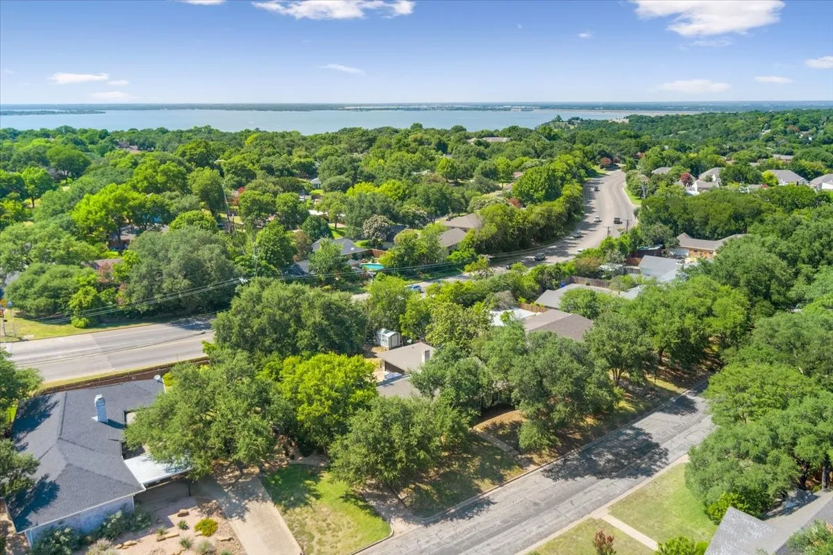 Single Family Residence For Sale in Mc Lennan County , 2649 Woodmont Circle, Waco, Texas 76710, 4 Bedroom, 3 Bathroom, 2 Garage spaces, 2,226 Sqft, built in 1968, mls#21321672, Real Estate Agent in Waco, Homes For Sale in Mc Lennan county, Homes For Sale in Waco, Realtor in Waco Texas, Real Estate Brokerage Independent Realty Texas, Luminita Cordes Realtor