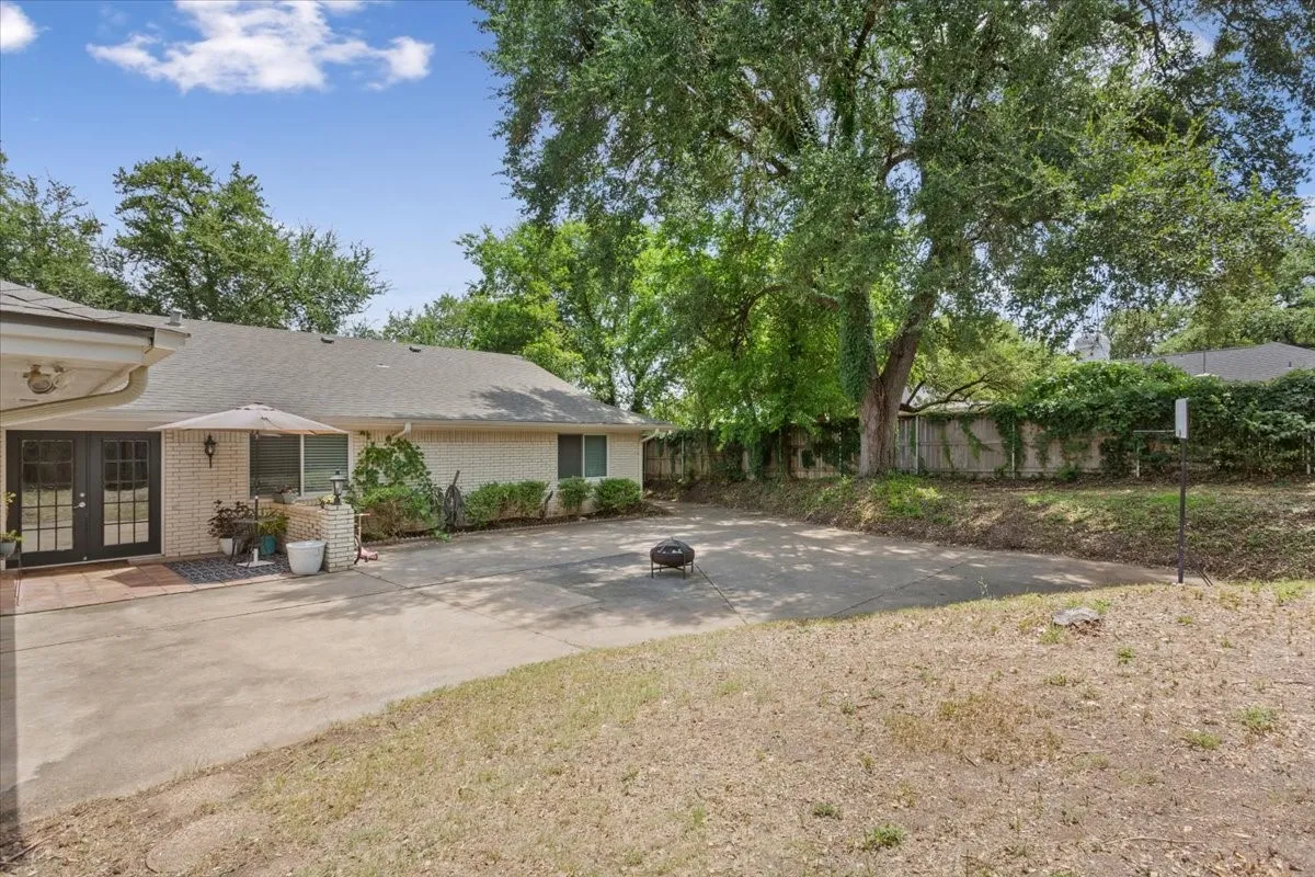 Single Family Residence For Sale in Mc Lennan County , 2649 Woodmont Circle, Waco, Texas 76710, 4 Bedroom, 3 Bathroom, 2 Garage spaces, 2,226 Sqft, built in 1968, mls#21321672, Real Estate Agent in Waco, Homes For Sale in Mc Lennan county, Homes For Sale in Waco, Realtor in Waco Texas, Real Estate Brokerage Independent Realty Texas, Luminita Cordes Realtor