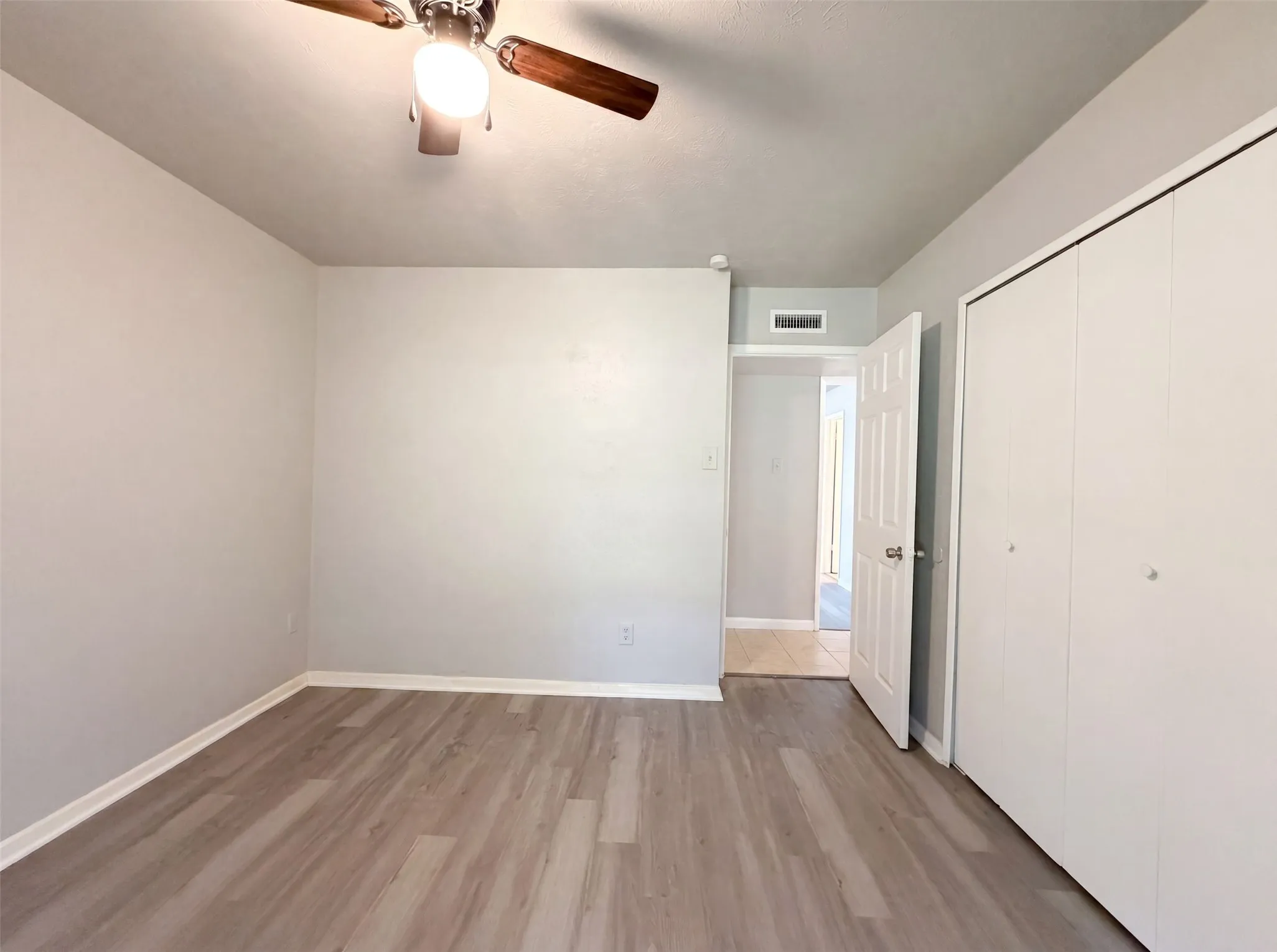 Single Family Residence For Sale in Dallas County , 1906 Stockton Trail, Grand Prairie, Texas 75052, 3 Bedroom, 2 Bathroom, 2 Garage spaces, 1,756 Sqft, built in 1978, mls#21300148, Real Estate Agent in Grand Prairie, Homes For Sale in Dallas county, Homes For Sale in Grand Prairie, Realtor in Grand Prairie Texas, Real Estate Brokerage Independent Realty Texas, Luminita Cordes Realtor