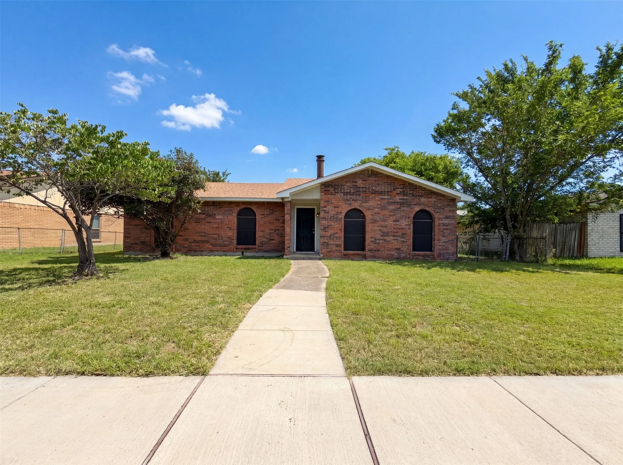 Single Family Residence For Sale in Dallas County , 1906 Stockton Trail, Grand Prairie, Texas 75052, 3 Bedroom, 2 Bathroom, 2 Garage spaces, 1,756 Sqft, built in 1978, mls#21300148, Real Estate Agent in Grand Prairie, Homes For Sale in Dallas county, Homes For Sale in Grand Prairie, Realtor in Grand Prairie Texas, Real Estate Brokerage Independent Realty Texas, Luminita Cordes Realtor