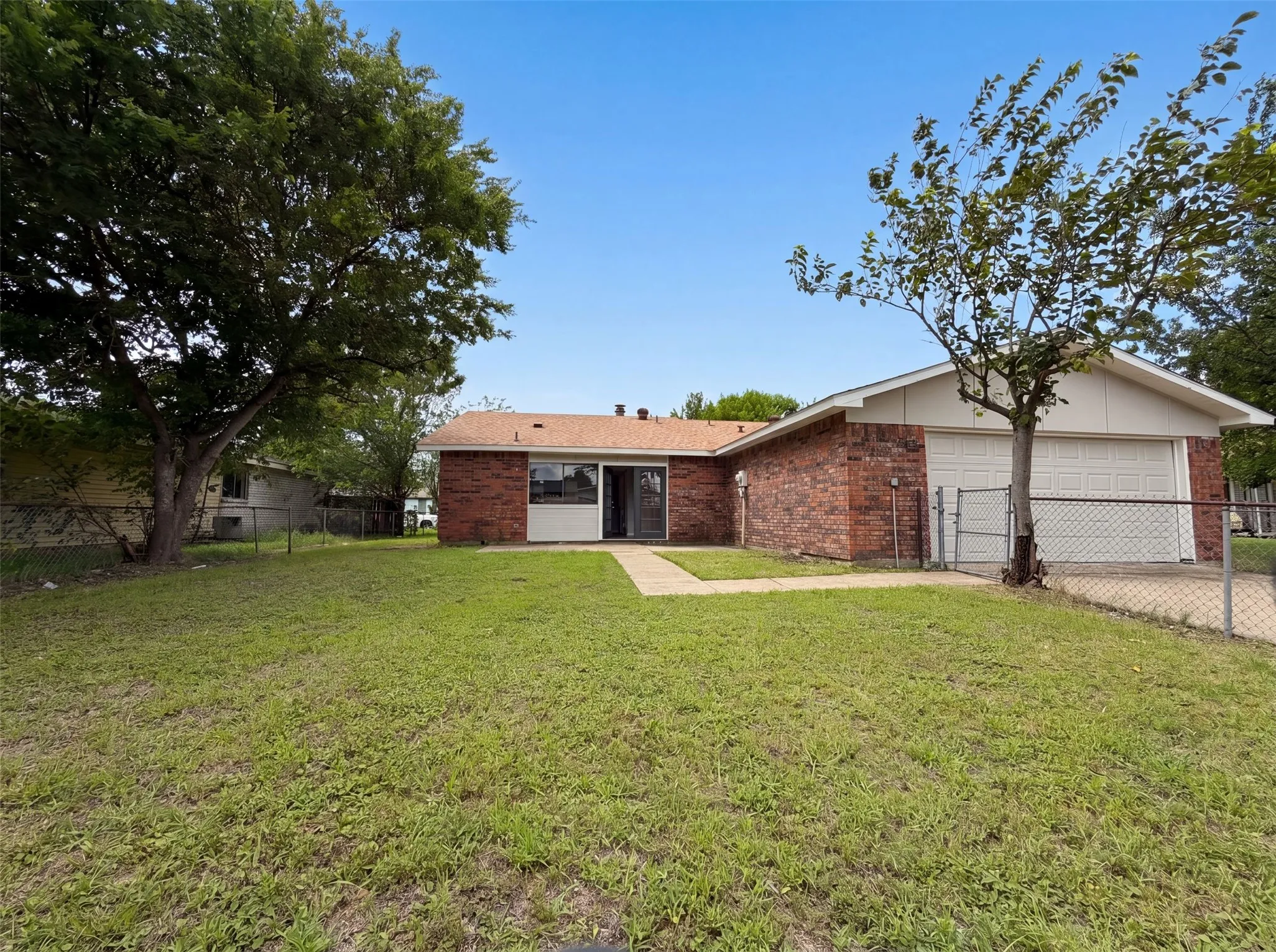 Single Family Residence For Sale in Dallas County , 1906 Stockton Trail, Grand Prairie, Texas 75052, 3 Bedroom, 2 Bathroom, 2 Garage spaces, 1,756 Sqft, built in 1978, mls#21300148, Real Estate Agent in Grand Prairie, Homes For Sale in Dallas county, Homes For Sale in Grand Prairie, Realtor in Grand Prairie Texas, Real Estate Brokerage Independent Realty Texas, Luminita Cordes Realtor