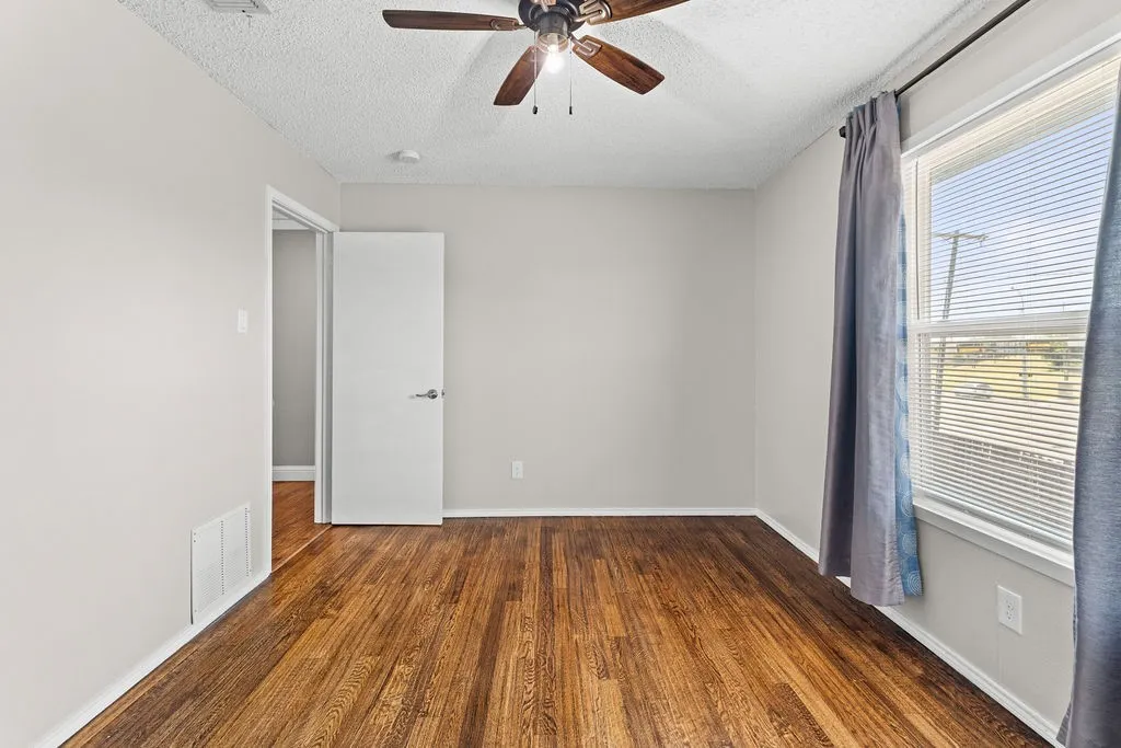 Single Family Residence For Sale in Tarrant County , 622 Mission Hills Drive, Arlington, Texas 76018, 3 Bedroom, 3 Bathroom, 2 Garage spaces, 1,564 Sqft, built in 1989, mls#21324616, Real Estate Agent in Arlington, Homes For Sale in Tarrant county, Homes For Sale in Arlington, Realtor in Arlington Texas, Real Estate Brokerage Independent Realty Texas, Luminita Cordes Realtor