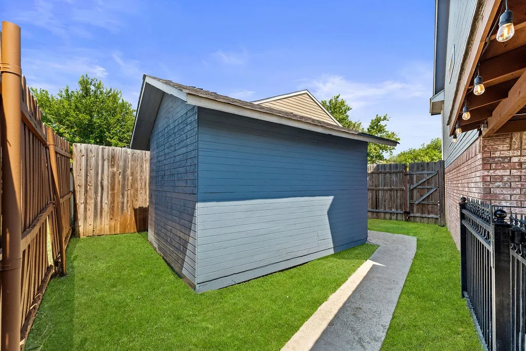 Single Family Residence For Sale in Tarrant County , 622 Mission Hills Drive, Arlington, Texas 76018, 3 Bedroom, 3 Bathroom, 2 Garage spaces, 1,564 Sqft, built in 1989, mls#21324616, Real Estate Agent in Arlington, Homes For Sale in Tarrant county, Homes For Sale in Arlington, Realtor in Arlington Texas, Real Estate Brokerage Independent Realty Texas, Luminita Cordes Realtor