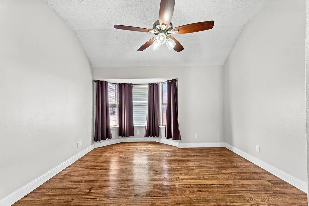 Single Family Residence For Sale in Tarrant County , 622 Mission Hills Drive, Arlington, Texas 76018, 3 Bedroom, 3 Bathroom, 2 Garage spaces, 1,564 Sqft, built in 1989, mls#21324616, Real Estate Agent in Arlington, Homes For Sale in Tarrant county, Homes For Sale in Arlington, Realtor in Arlington Texas, Real Estate Brokerage Independent Realty Texas, Luminita Cordes Realtor
