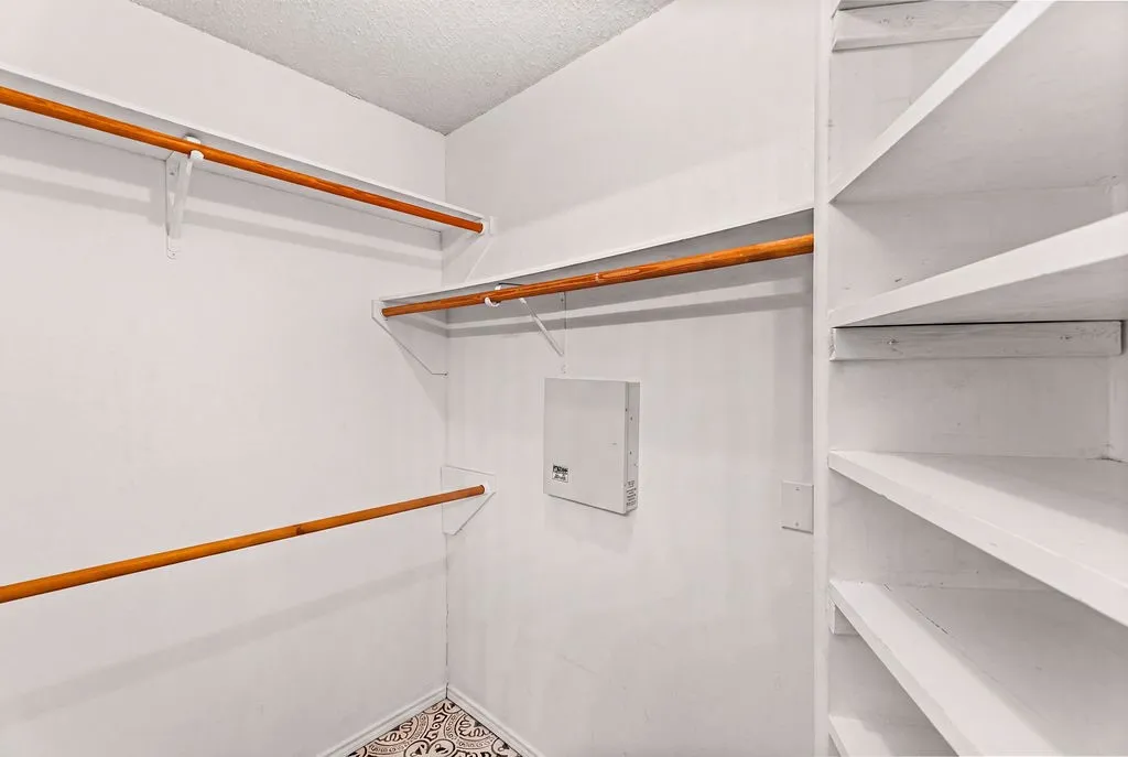 Single Family Residence For Sale in Tarrant County , 622 Mission Hills Drive, Arlington, Texas 76018, 3 Bedroom, 3 Bathroom, 2 Garage spaces, 1,564 Sqft, built in 1989, mls#21324616, Real Estate Agent in Arlington, Homes For Sale in Tarrant county, Homes For Sale in Arlington, Realtor in Arlington Texas, Real Estate Brokerage Independent Realty Texas, Luminita Cordes Realtor