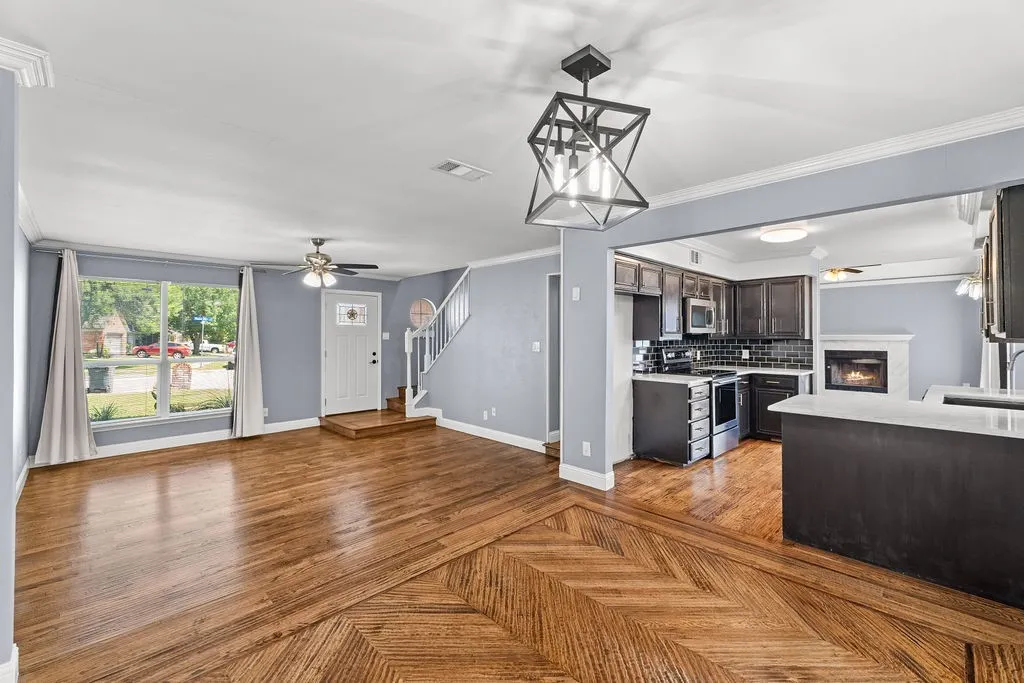 Single Family Residence For Sale in Tarrant County , 622 Mission Hills Drive, Arlington, Texas 76018, 3 Bedroom, 3 Bathroom, 2 Garage spaces, 1,564 Sqft, built in 1989, mls#21324616, Real Estate Agent in Arlington, Homes For Sale in Tarrant county, Homes For Sale in Arlington, Realtor in Arlington Texas, Real Estate Brokerage Independent Realty Texas, Luminita Cordes Realtor