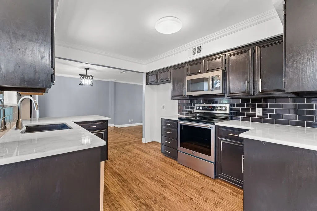 Single Family Residence For Sale in Tarrant County , 622 Mission Hills Drive, Arlington, Texas 76018, 3 Bedroom, 3 Bathroom, 2 Garage spaces, 1,564 Sqft, built in 1989, mls#21324616, Real Estate Agent in Arlington, Homes For Sale in Tarrant county, Homes For Sale in Arlington, Realtor in Arlington Texas, Real Estate Brokerage Independent Realty Texas, Luminita Cordes Realtor