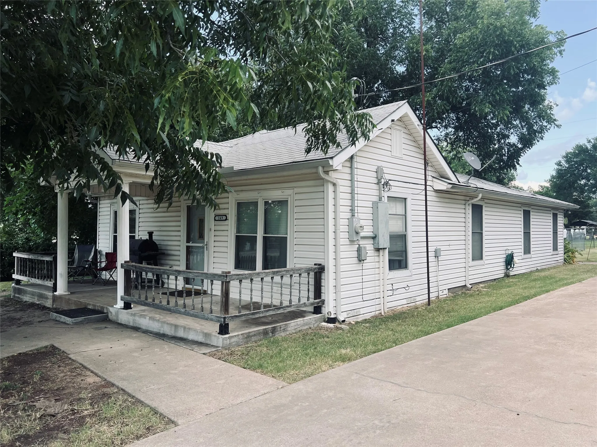 Single Family Residence For Sale in Erath County , 169 Glenn Street, Bluff Dale, Texas 76433, 2 Bedrooms, 2 Bathrooms, Garage spaces, 1,428 Sqft, built in 1940, Price $287,000, mls#21324196, Real Estate Agent in Bluff Dale, Homes For Sale in Erath county, Homes For Sale in Bluff Dale, Realtor in Bluff Dale Texas, Real Estate Brokerage Independent Realty Texas, Luminita Cordes Realtor