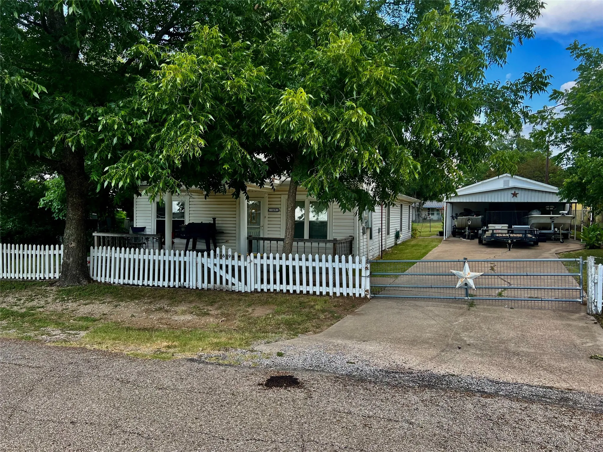 Single Family Residence For Sale in Erath County , 169 Glenn Street, Bluff Dale, Texas 76433, 2 Bedrooms, 2 Bathrooms, Garage spaces, 1,428 Sqft, built in 1940, Price $287,000, mls#21324196, Real Estate Agent in Bluff Dale, Homes For Sale in Erath county, Homes For Sale in Bluff Dale, Realtor in Bluff Dale Texas, Real Estate Brokerage Independent Realty Texas, Luminita Cordes Realtor