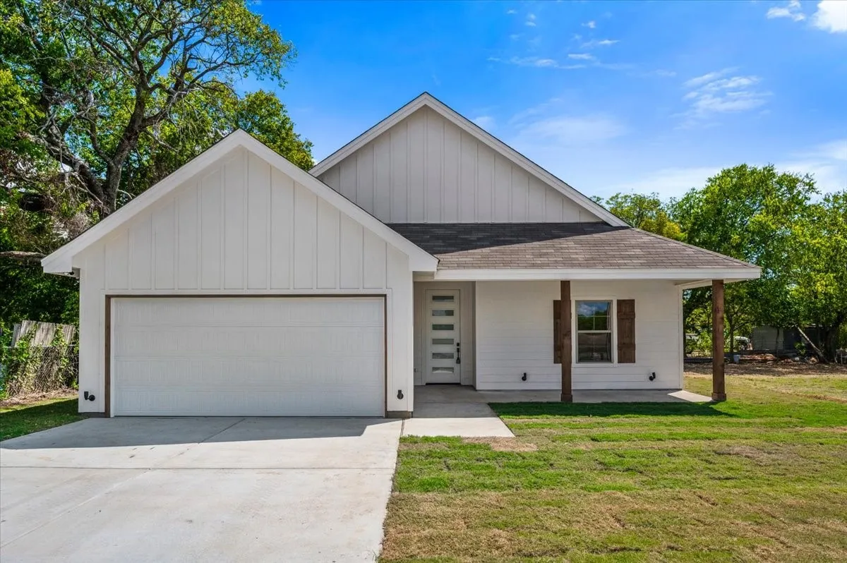 Single Family Residence For Sale in Johnson County , 1104 Boone Street, Cleburne, Texas 76031, 3 Bedroom, 2 Bathroom, 2 Garage spaces, 1,492 Sqft, built in 2026, mls#21324587, Real Estate Agent in Cleburne, Homes For Sale in Johnson county, Homes For Sale in Cleburne, Realtor in Cleburne Texas, Real Estate Brokerage Independent Realty Texas, Luminita Cordes Realtor
