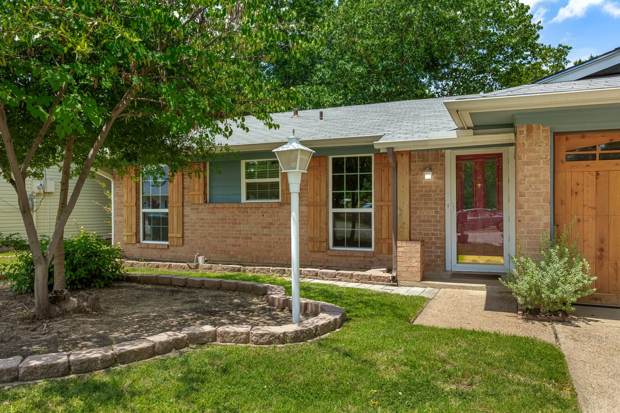 Single Family Residence For Sale in Denton County , 117 Bellaire Drive, Denton, Texas 76209, 3 Bedroom, 2 Bathroom, 2 Garage spaces, 1,164 Sqft, built in 1988, mls#21311658, Real Estate Agent in Denton, Homes For Sale in Denton county, Homes For Sale in Denton, Realtor in Denton Texas, Real Estate Brokerage Independent Realty Texas, Luminita Cordes Realtor