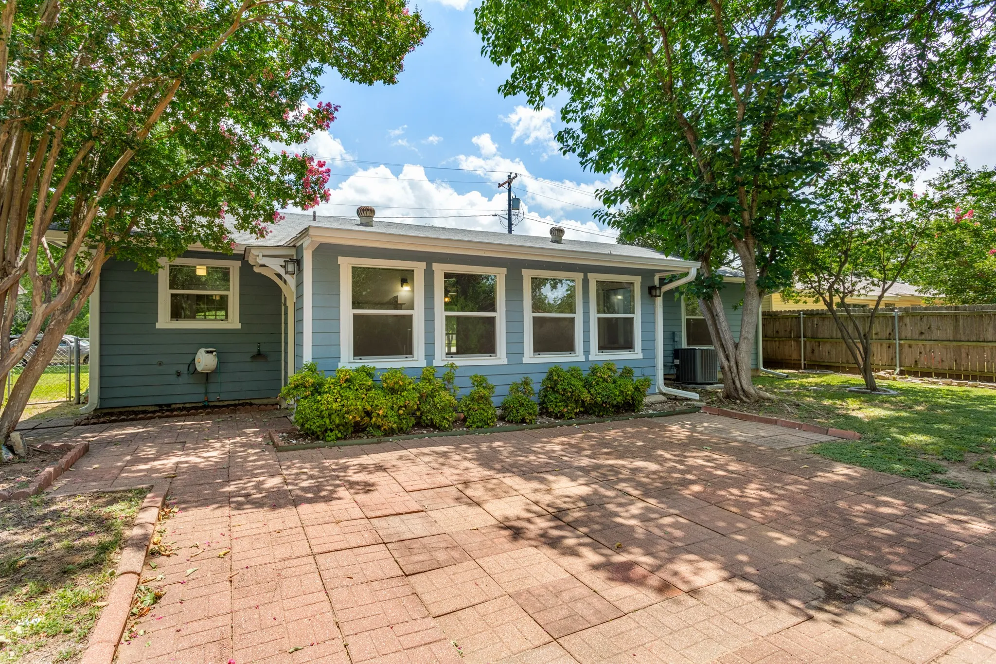 Single Family Residence For Sale in Denton County , 117 Bellaire Drive, Denton, Texas 76209, 3 Bedroom, 2 Bathroom, 2 Garage spaces, 1,164 Sqft, built in 1988, mls#21311658, Real Estate Agent in Denton, Homes For Sale in Denton county, Homes For Sale in Denton, Realtor in Denton Texas, Real Estate Brokerage Independent Realty Texas, Luminita Cordes Realtor
