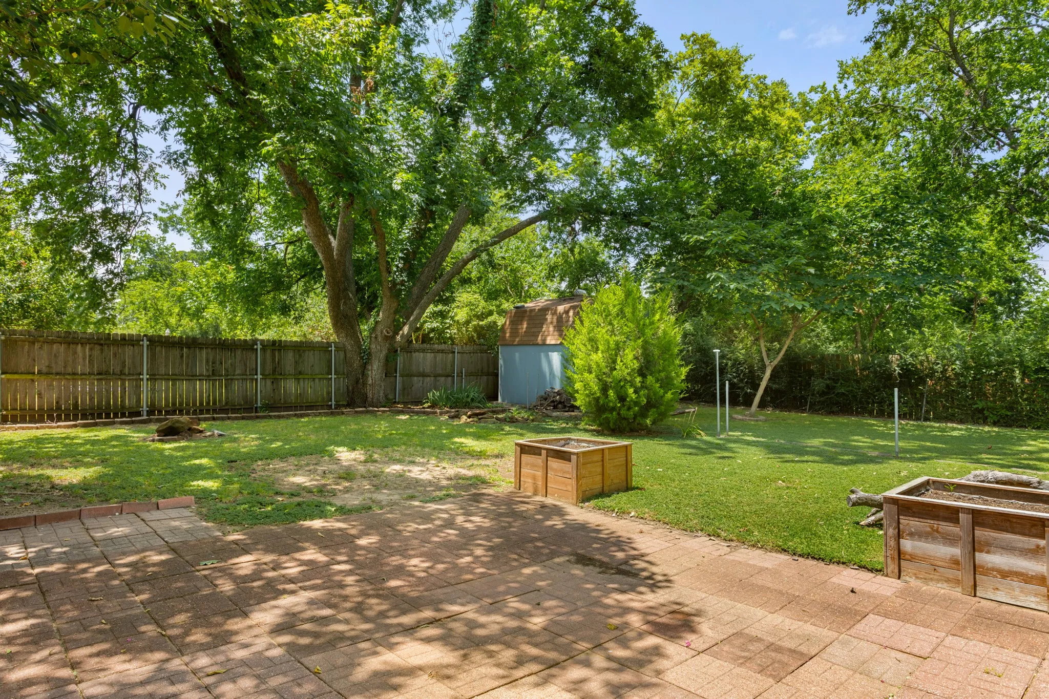 Single Family Residence For Sale in Denton County , 117 Bellaire Drive, Denton, Texas 76209, 3 Bedroom, 2 Bathroom, 2 Garage spaces, 1,164 Sqft, built in 1988, mls#21311658, Real Estate Agent in Denton, Homes For Sale in Denton county, Homes For Sale in Denton, Realtor in Denton Texas, Real Estate Brokerage Independent Realty Texas, Luminita Cordes Realtor