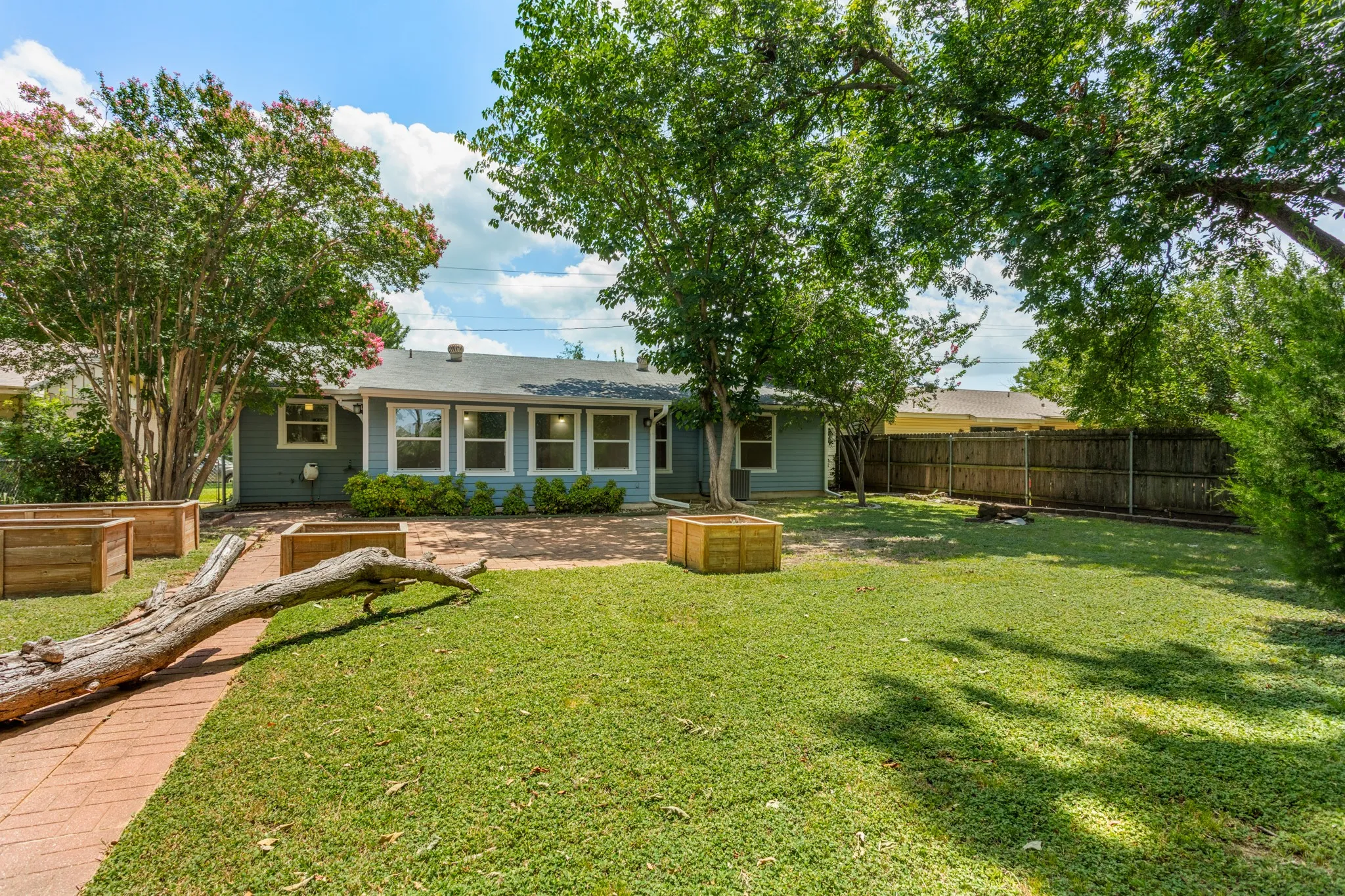 Single Family Residence For Sale in Denton County , 117 Bellaire Drive, Denton, Texas 76209, 3 Bedroom, 2 Bathroom, 2 Garage spaces, 1,164 Sqft, built in 1988, mls#21311658, Real Estate Agent in Denton, Homes For Sale in Denton county, Homes For Sale in Denton, Realtor in Denton Texas, Real Estate Brokerage Independent Realty Texas, Luminita Cordes Realtor