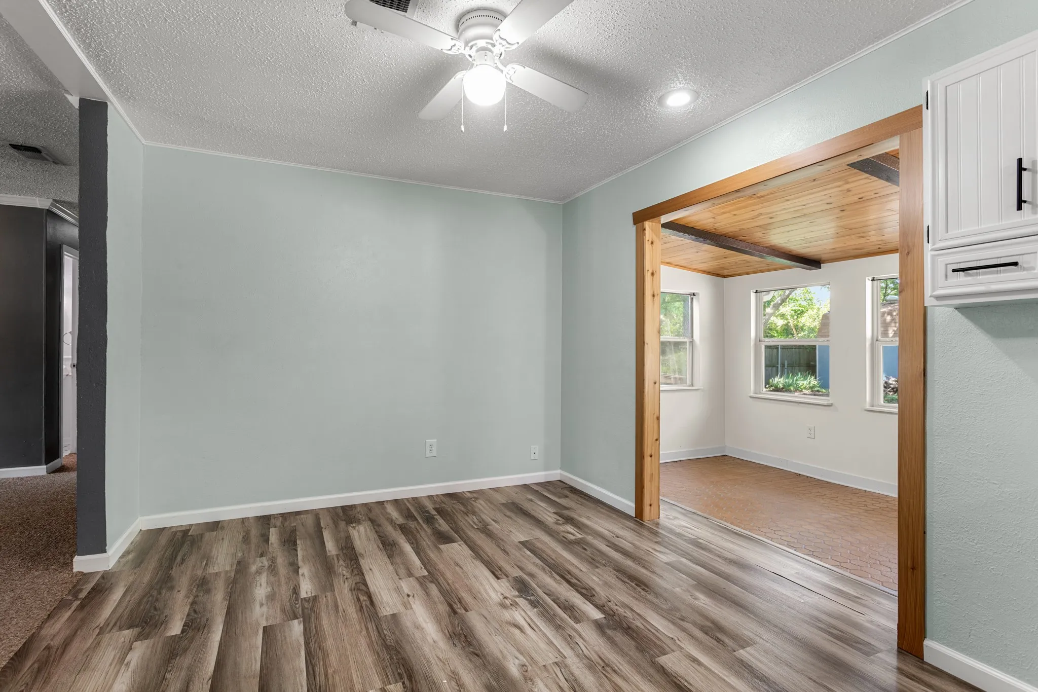 Single Family Residence For Sale in Denton County , 117 Bellaire Drive, Denton, Texas 76209, 3 Bedroom, 2 Bathroom, 2 Garage spaces, 1,164 Sqft, built in 1988, mls#21311658, Real Estate Agent in Denton, Homes For Sale in Denton county, Homes For Sale in Denton, Realtor in Denton Texas, Real Estate Brokerage Independent Realty Texas, Luminita Cordes Realtor