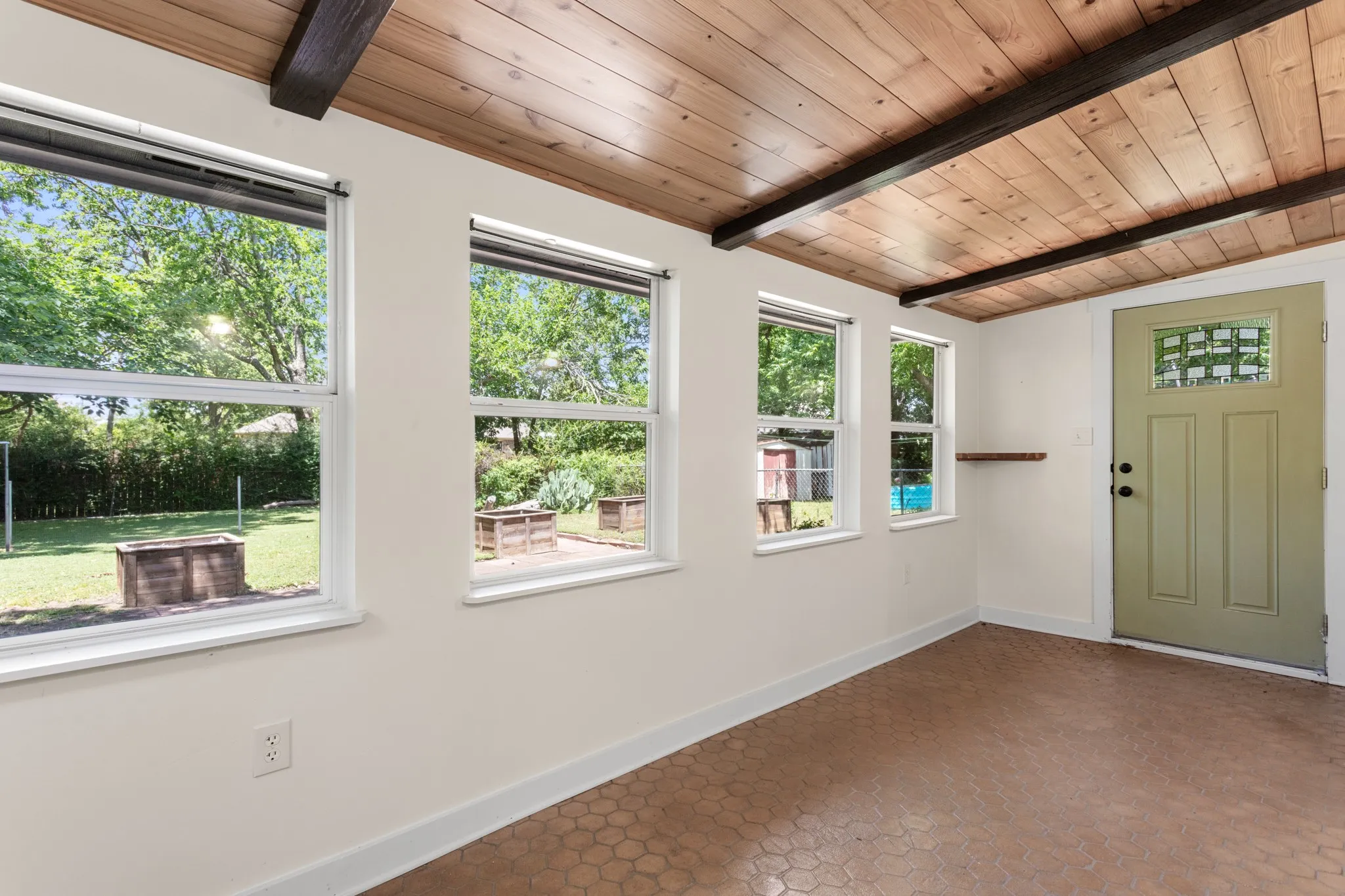 Single Family Residence For Sale in Denton County , 117 Bellaire Drive, Denton, Texas 76209, 3 Bedroom, 2 Bathroom, 2 Garage spaces, 1,164 Sqft, built in 1988, mls#21311658, Real Estate Agent in Denton, Homes For Sale in Denton county, Homes For Sale in Denton, Realtor in Denton Texas, Real Estate Brokerage Independent Realty Texas, Luminita Cordes Realtor