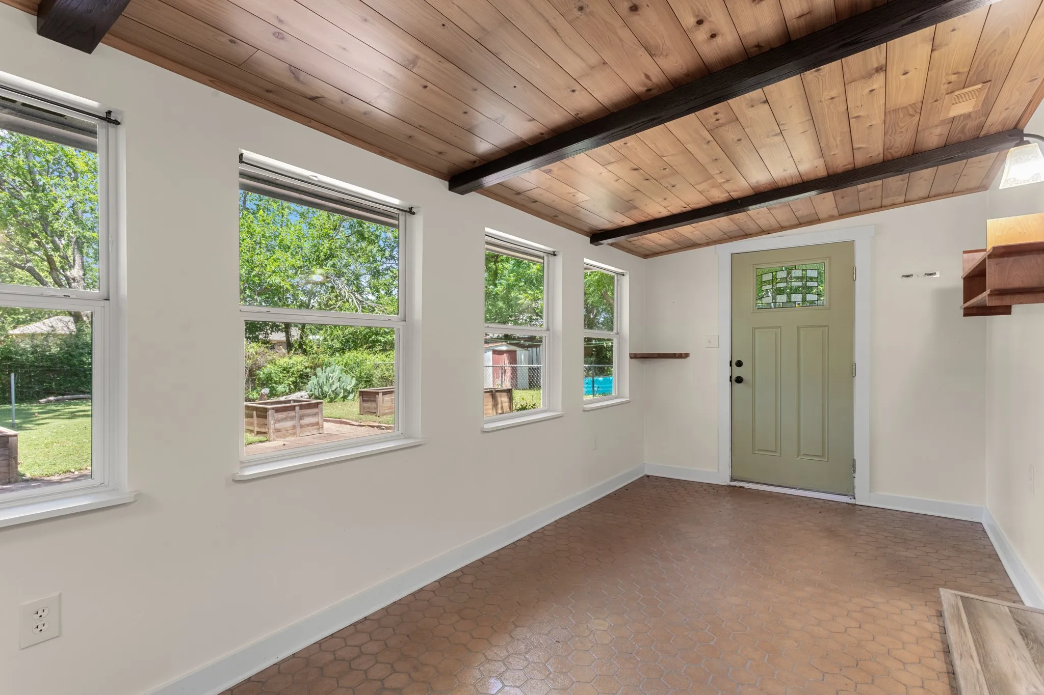 Single Family Residence For Sale in Denton County , 117 Bellaire Drive, Denton, Texas 76209, 3 Bedroom, 2 Bathroom, 2 Garage spaces, 1,164 Sqft, built in 1988, mls#21311658, Real Estate Agent in Denton, Homes For Sale in Denton county, Homes For Sale in Denton, Realtor in Denton Texas, Real Estate Brokerage Independent Realty Texas, Luminita Cordes Realtor
