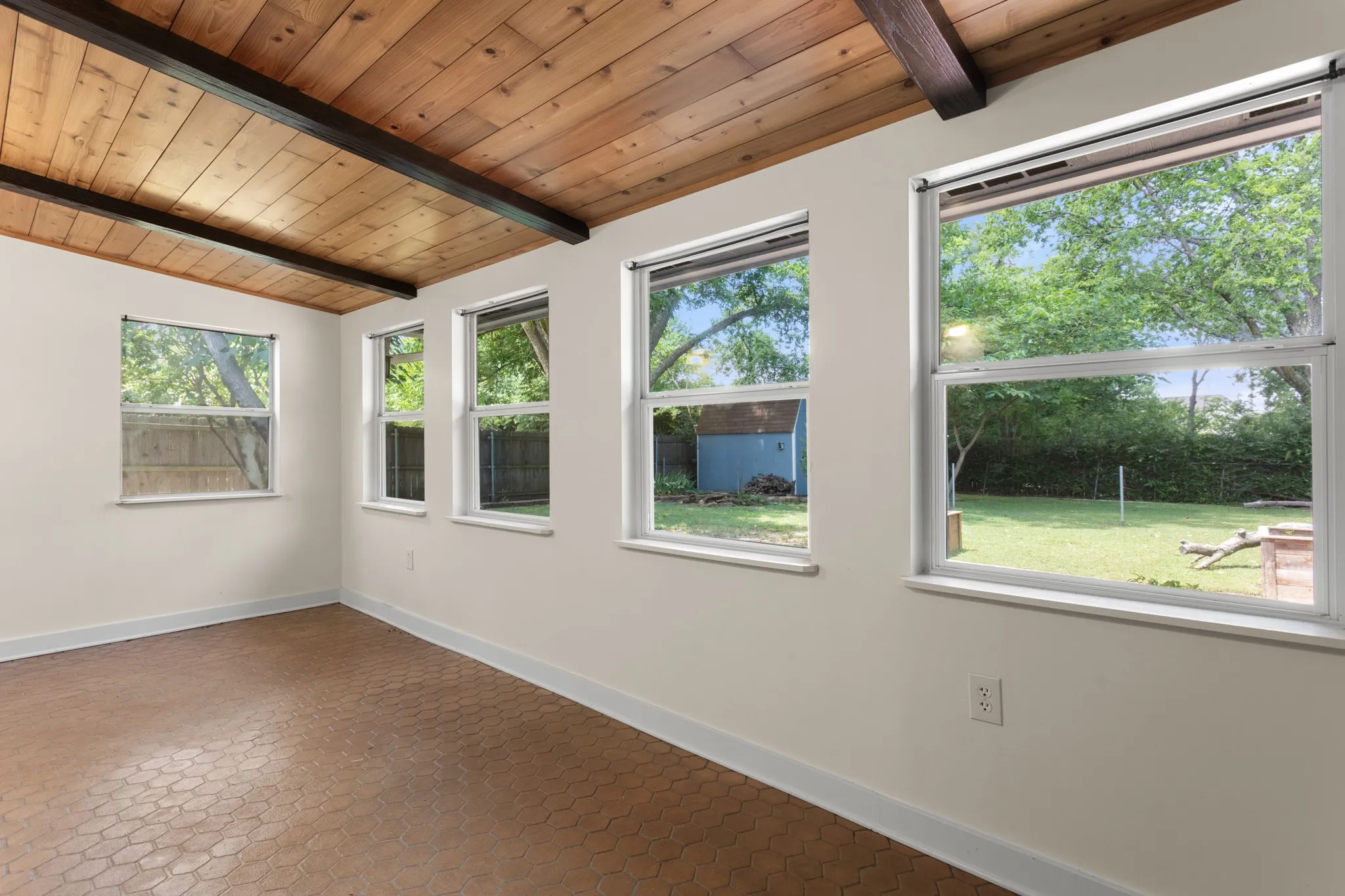 Single Family Residence For Sale in Denton County , 117 Bellaire Drive, Denton, Texas 76209, 3 Bedroom, 2 Bathroom, 2 Garage spaces, 1,164 Sqft, built in 1988, mls#21311658, Real Estate Agent in Denton, Homes For Sale in Denton county, Homes For Sale in Denton, Realtor in Denton Texas, Real Estate Brokerage Independent Realty Texas, Luminita Cordes Realtor