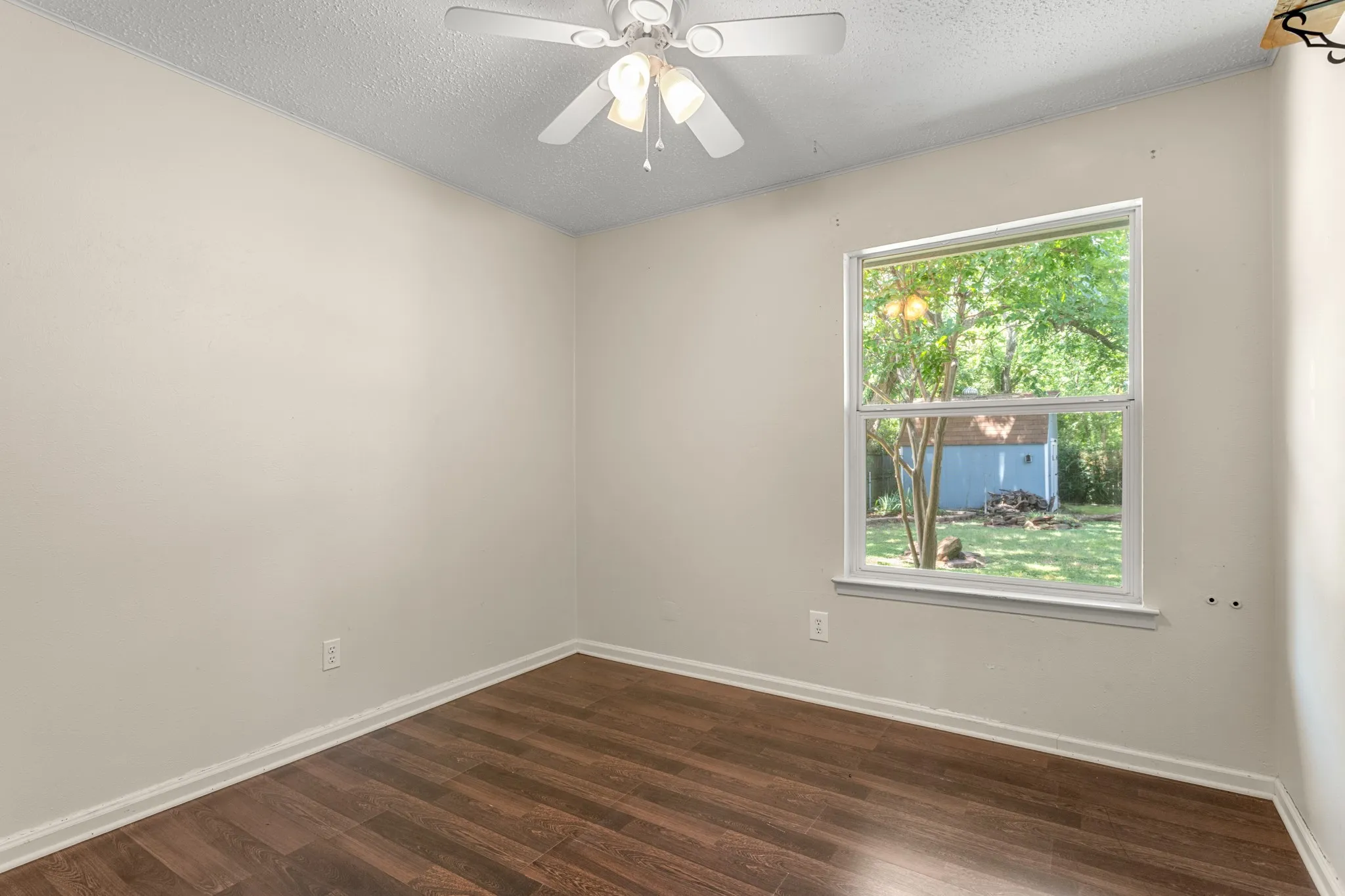 Single Family Residence For Sale in Denton County , 117 Bellaire Drive, Denton, Texas 76209, 3 Bedroom, 2 Bathroom, 2 Garage spaces, 1,164 Sqft, built in 1988, mls#21311658, Real Estate Agent in Denton, Homes For Sale in Denton county, Homes For Sale in Denton, Realtor in Denton Texas, Real Estate Brokerage Independent Realty Texas, Luminita Cordes Realtor