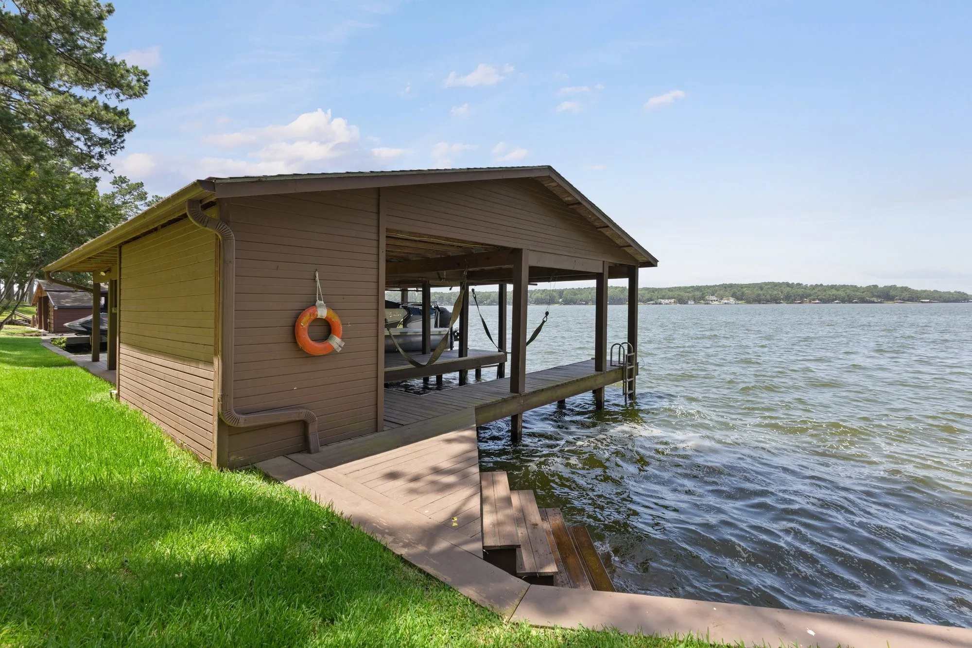 Single Family Residence For Sale in Franklin (TX) County , 400 Windy Point Drive, Mount Vernon, Texas 75457, 3 Bedroom, 3 Bathroom, 1 Garage spaces, 1,300 Sqft, built in 1987, mls#21324647, Real Estate Agent in Mount Vernon, Homes For Sale in Franklin (TX) county, Homes For Sale in Mount Vernon, Realtor in Mount Vernon Texas, Real Estate Brokerage Independent Realty Texas, Luminita Cordes Realtor