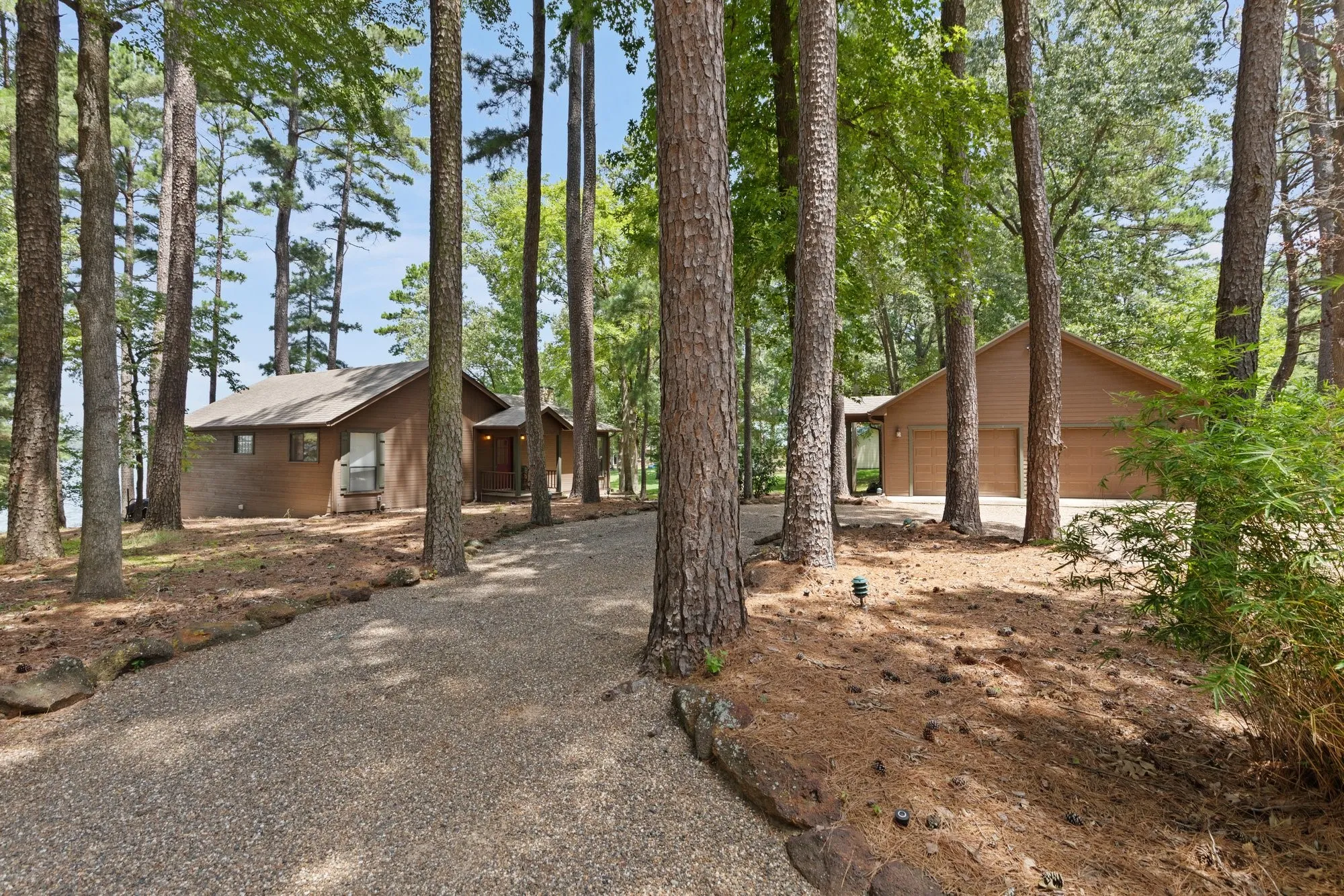 Single Family Residence For Sale in Franklin (TX) County , 400 Windy Point Drive, Mount Vernon, Texas 75457, 3 Bedroom, 3 Bathroom, 1 Garage spaces, 1,300 Sqft, built in 1987, mls#21324647, Real Estate Agent in Mount Vernon, Homes For Sale in Franklin (TX) county, Homes For Sale in Mount Vernon, Realtor in Mount Vernon Texas, Real Estate Brokerage Independent Realty Texas, Luminita Cordes Realtor