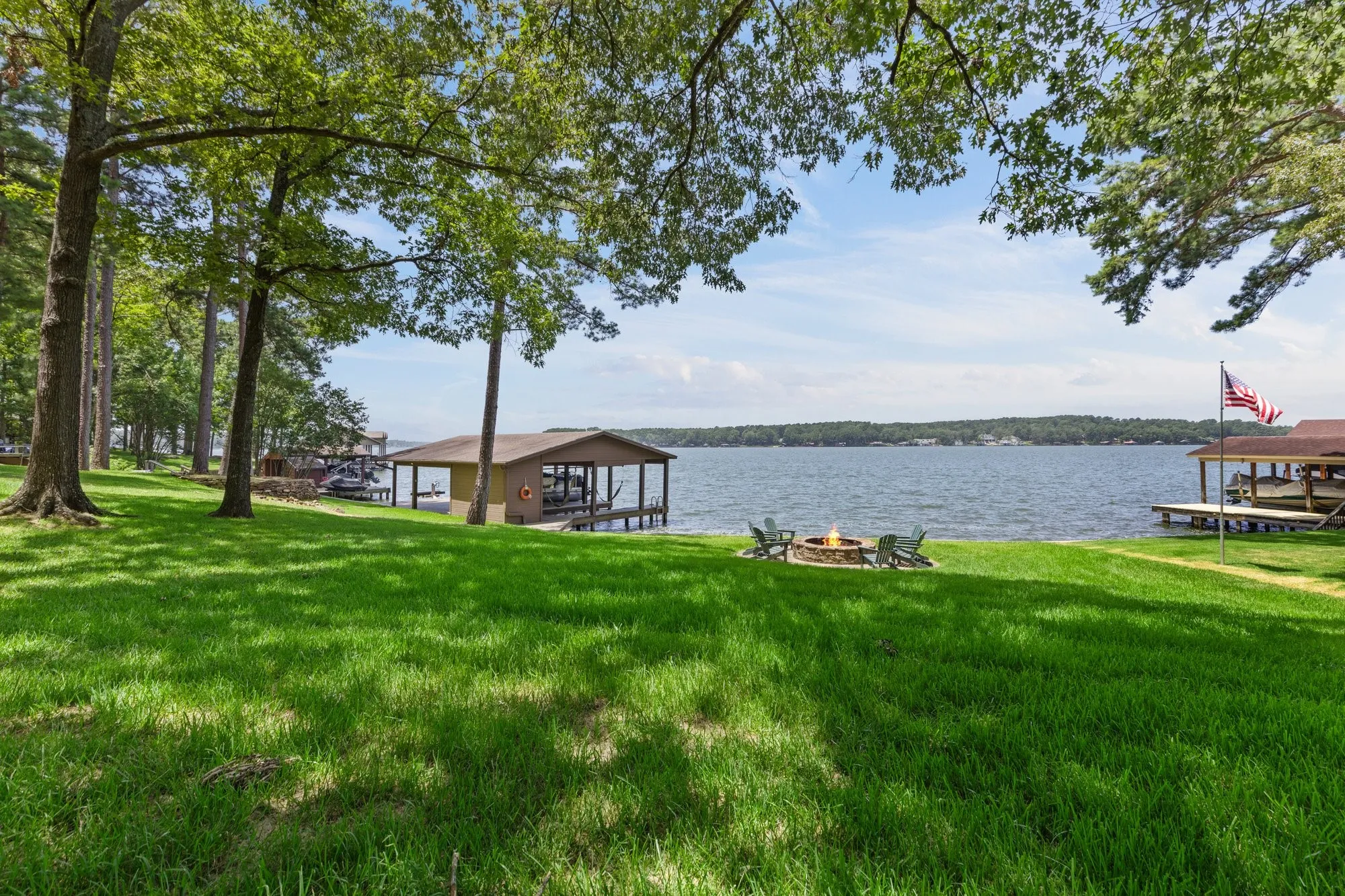 Single Family Residence For Sale in Franklin (TX) County , 400 Windy Point Drive, Mount Vernon, Texas 75457, 3 Bedroom, 3 Bathroom, 1 Garage spaces, 1,300 Sqft, built in 1987, mls#21324647, Real Estate Agent in Mount Vernon, Homes For Sale in Franklin (TX) county, Homes For Sale in Mount Vernon, Realtor in Mount Vernon Texas, Real Estate Brokerage Independent Realty Texas, Luminita Cordes Realtor