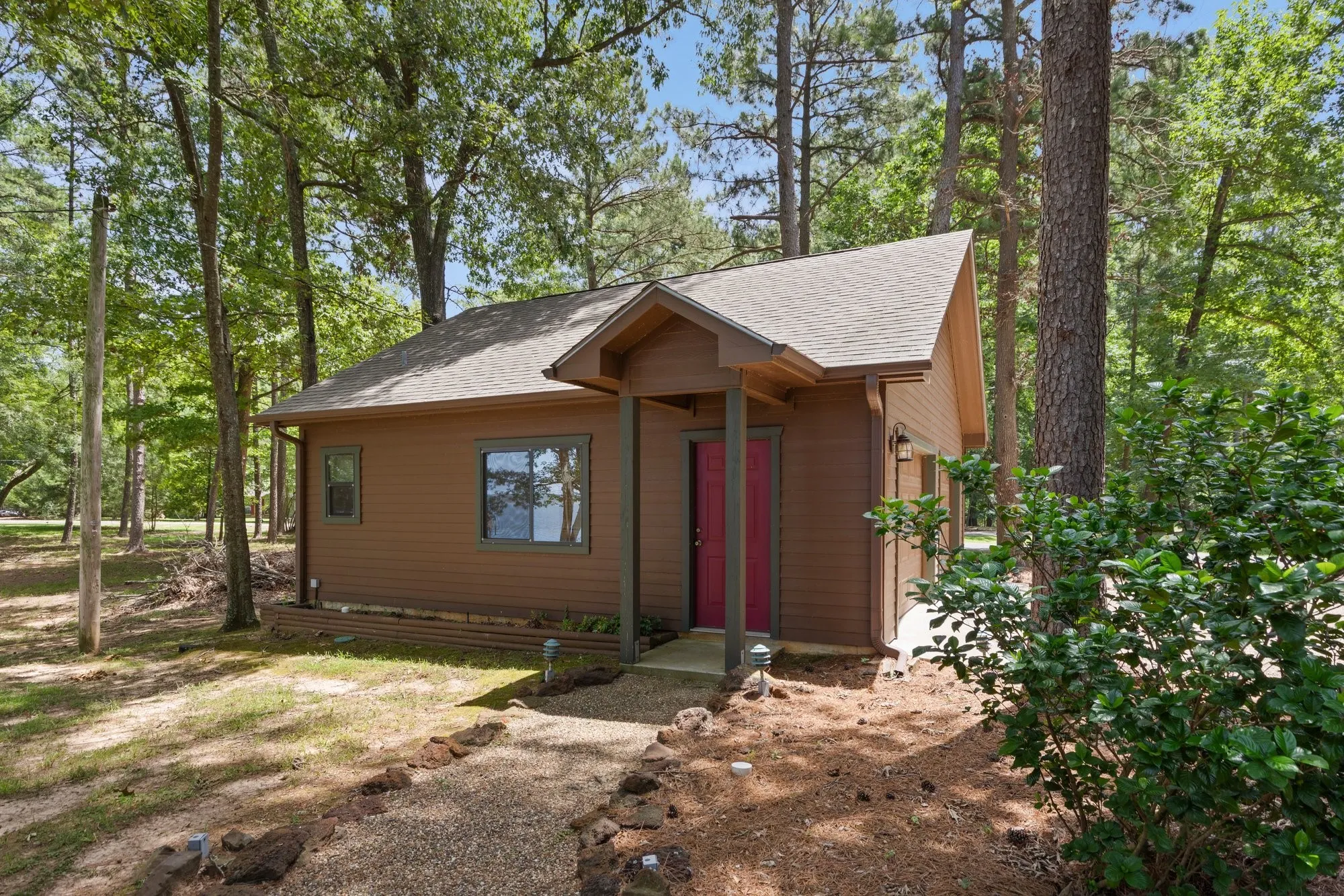 Single Family Residence For Sale in Franklin (TX) County , 400 Windy Point Drive, Mount Vernon, Texas 75457, 3 Bedroom, 3 Bathroom, 1 Garage spaces, 1,300 Sqft, built in 1987, mls#21324647, Real Estate Agent in Mount Vernon, Homes For Sale in Franklin (TX) county, Homes For Sale in Mount Vernon, Realtor in Mount Vernon Texas, Real Estate Brokerage Independent Realty Texas, Luminita Cordes Realtor
