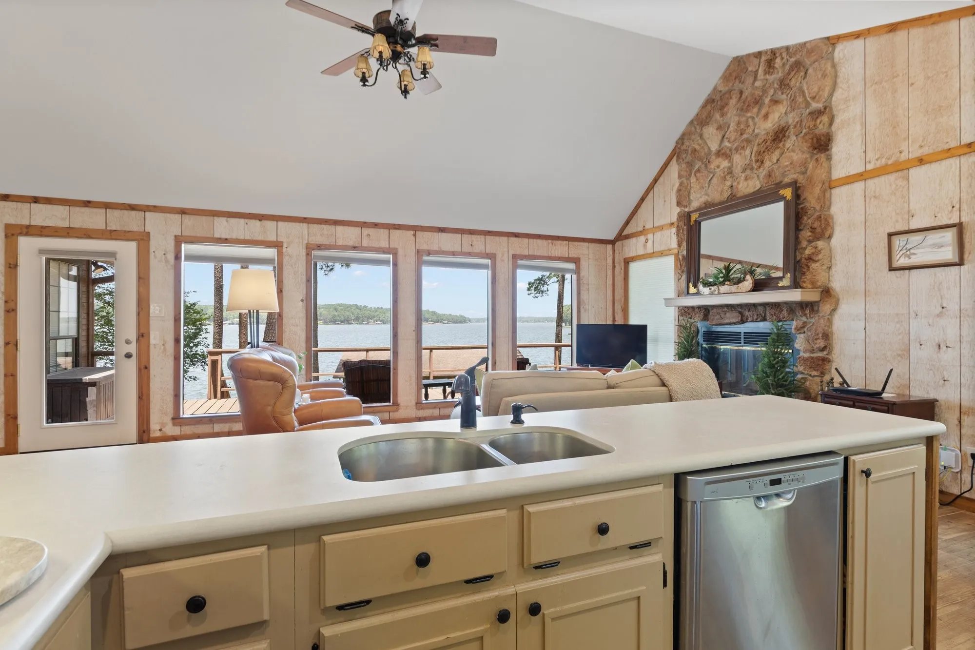 Single Family Residence For Sale in Franklin (TX) County , 400 Windy Point Drive, Mount Vernon, Texas 75457, 3 Bedroom, 3 Bathroom, 1 Garage spaces, 1,300 Sqft, built in 1987, mls#21324647, Real Estate Agent in Mount Vernon, Homes For Sale in Franklin (TX) county, Homes For Sale in Mount Vernon, Realtor in Mount Vernon Texas, Real Estate Brokerage Independent Realty Texas, Luminita Cordes Realtor
