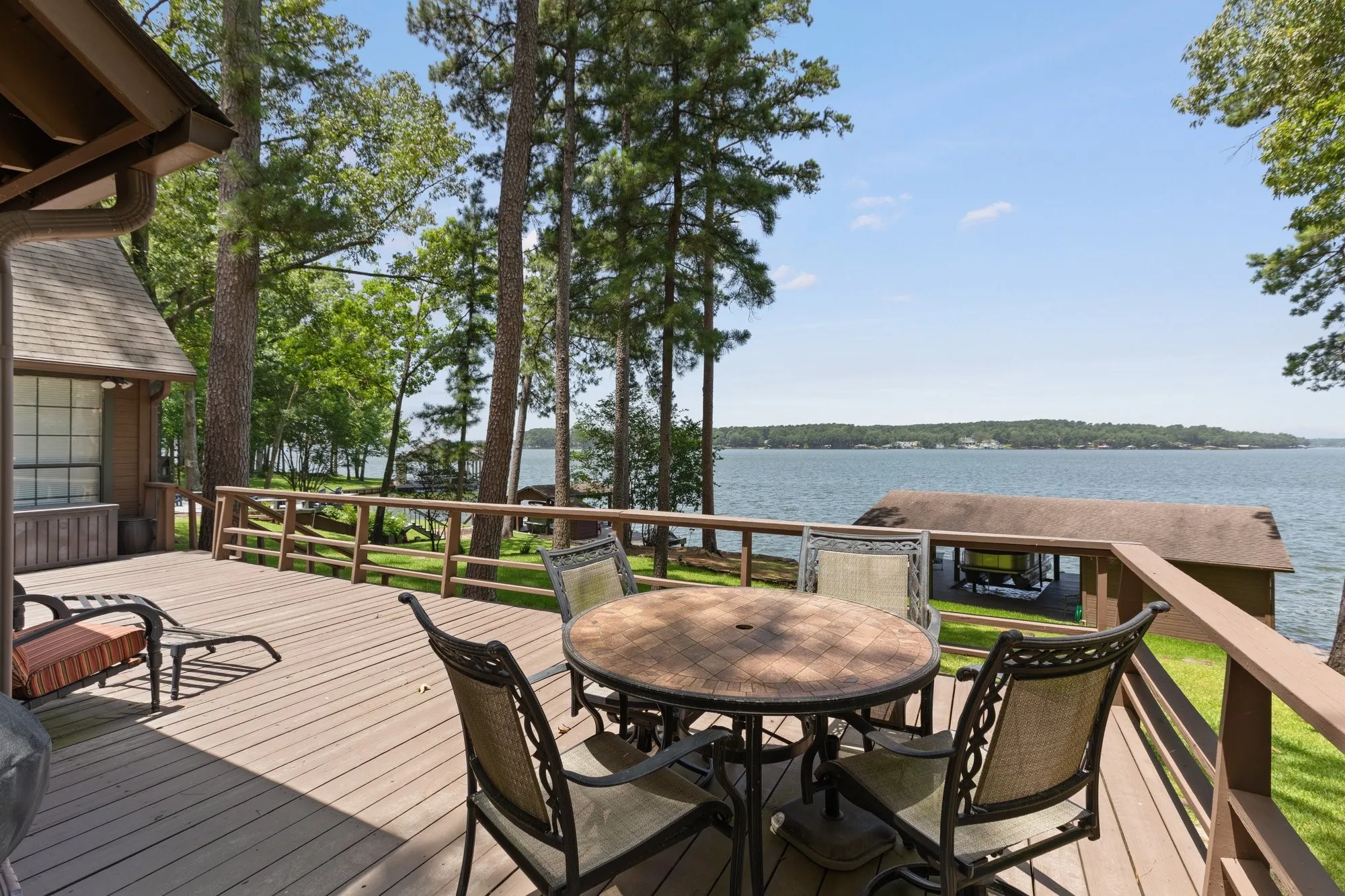 Single Family Residence For Sale in Franklin (TX) County , 400 Windy Point Drive, Mount Vernon, Texas 75457, 3 Bedroom, 3 Bathroom, 1 Garage spaces, 1,300 Sqft, built in 1987, mls#21324647, Real Estate Agent in Mount Vernon, Homes For Sale in Franklin (TX) county, Homes For Sale in Mount Vernon, Realtor in Mount Vernon Texas, Real Estate Brokerage Independent Realty Texas, Luminita Cordes Realtor