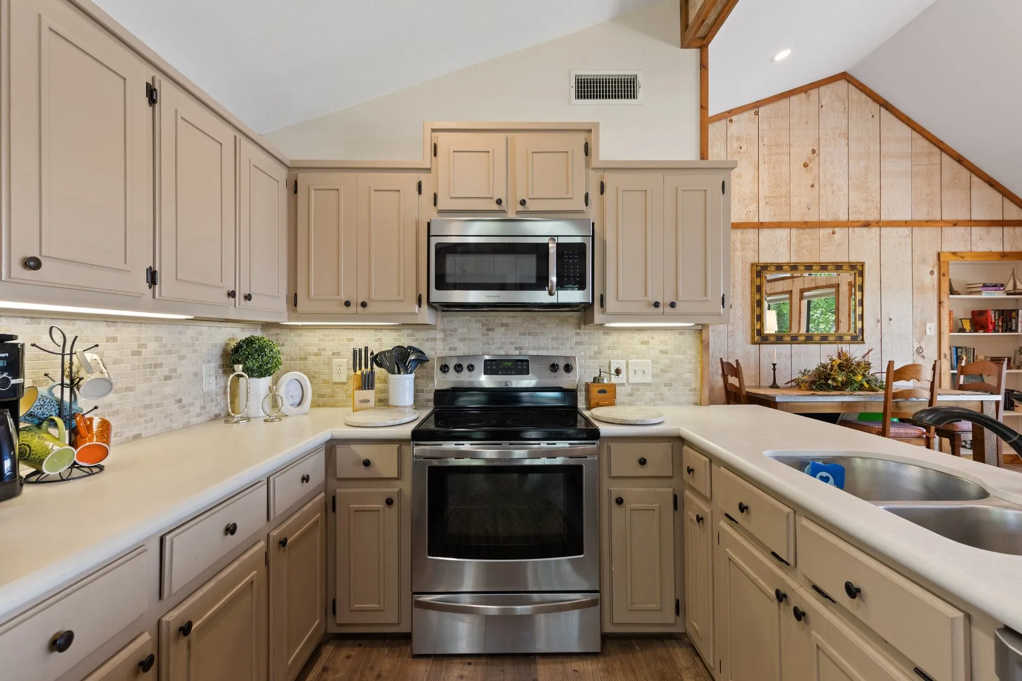 Single Family Residence For Sale in Franklin (TX) County , 400 Windy Point Drive, Mount Vernon, Texas 75457, 3 Bedroom, 3 Bathroom, 1 Garage spaces, 1,300 Sqft, built in 1987, mls#21324647, Real Estate Agent in Mount Vernon, Homes For Sale in Franklin (TX) county, Homes For Sale in Mount Vernon, Realtor in Mount Vernon Texas, Real Estate Brokerage Independent Realty Texas, Luminita Cordes Realtor